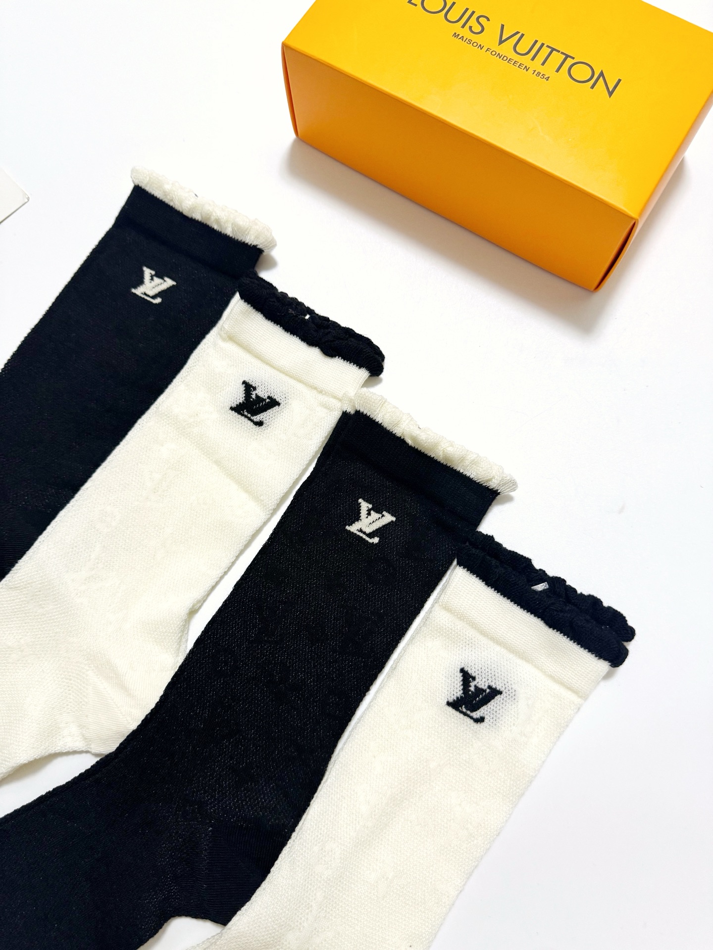  配包装
🌟【一盒4双】
 🌟LV 路易威登 经典字母logo 超薄透气中筒袜 ，ins超火爆空调袜，潮