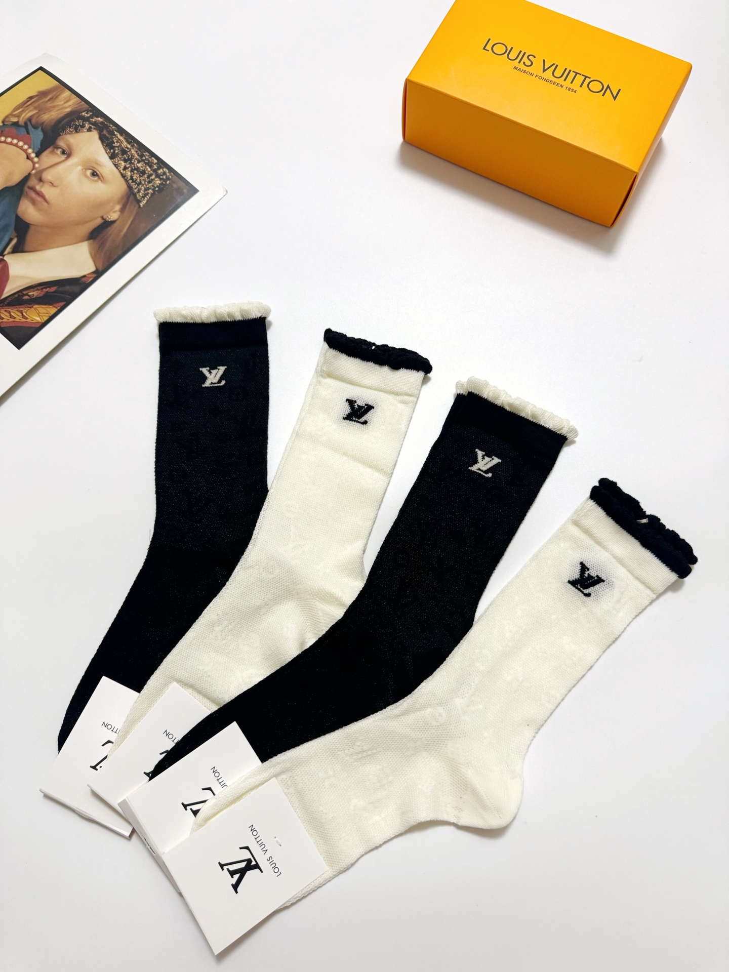  配包装
🌟【一盒4双】
 🌟LV 路易威登 经典字母logo 超薄透气中筒袜 ，ins超火爆空调袜，潮