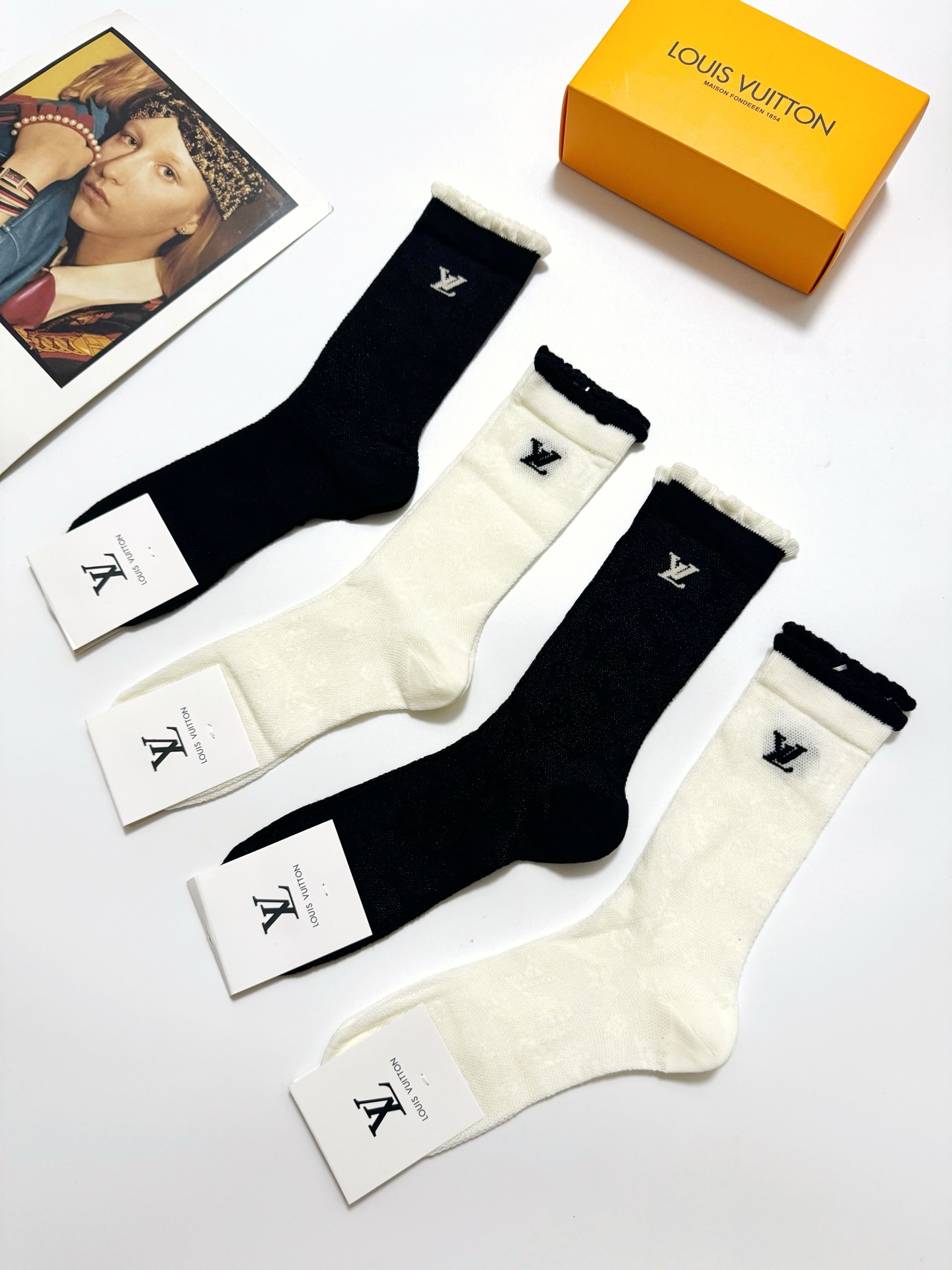  配包装
🌟【一盒4双】
 🌟LV 路易威登 经典字母logo 超薄透气中筒袜 ，ins超火爆空调袜，潮