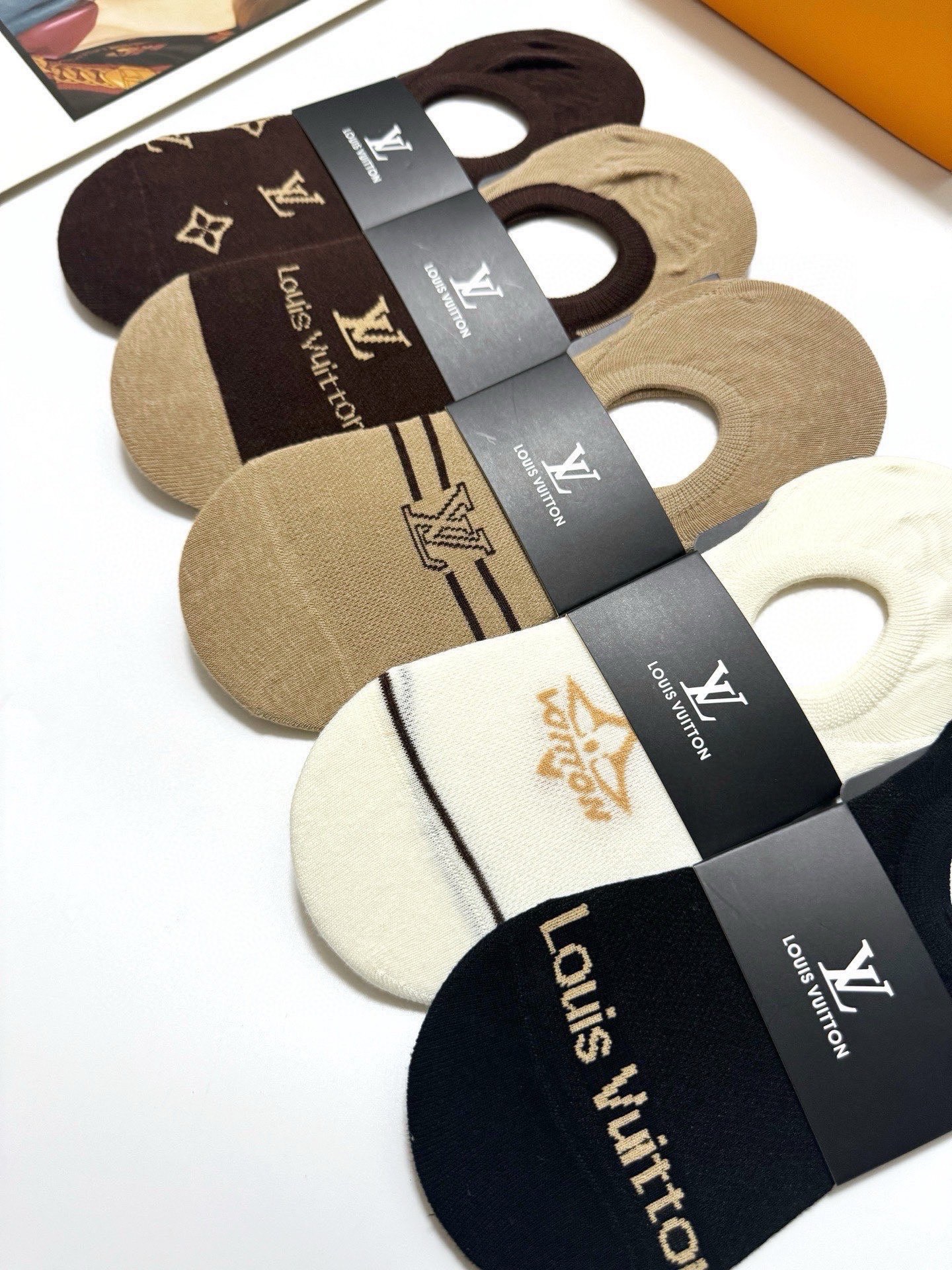  配包装
🌟【一盒5双】
 🌟LV 路易威登 经典字母logo 纯棉船袜   ，ins超火爆空调袜，纯棉