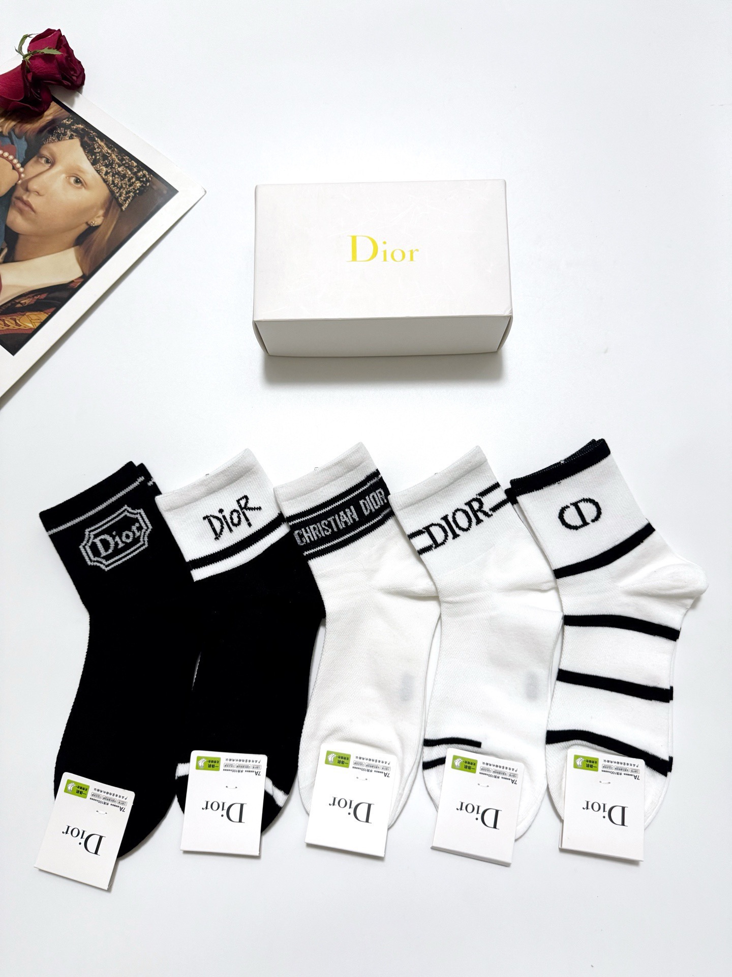  配包装
🌟【一盒5 双】
 🌟Dior 迪奥 经典字母logo 纯棉中筒袜 ，ins超火爆空调袜，纯棉
