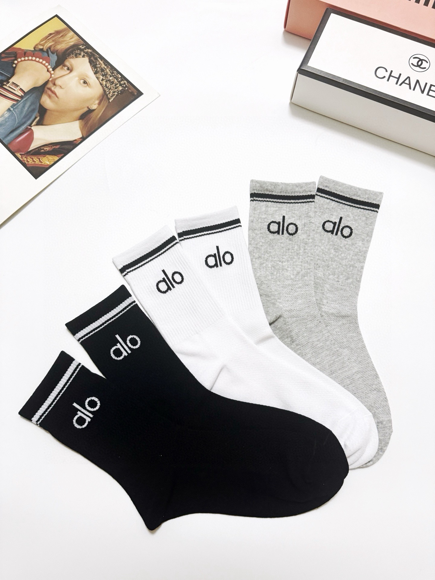  配包装
🌟【一盒3双】
 🌟 alo 经典字母logo 纯棉中筒袜   ，ins超火爆小腿短袜，纯棉面