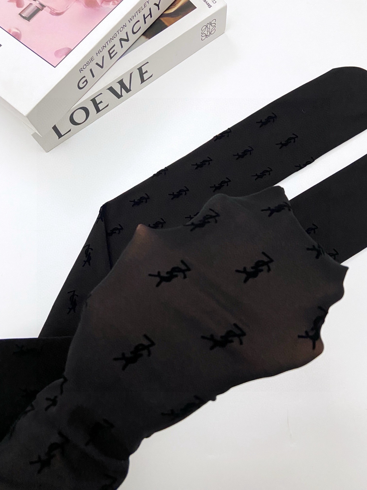 【加厚款】
 配包装
🌟【一盒一双】
🌟YSL 圣罗兰 ins爆款，秋冬加厚丝袜 ，水光黑丝透肤打底连裤
