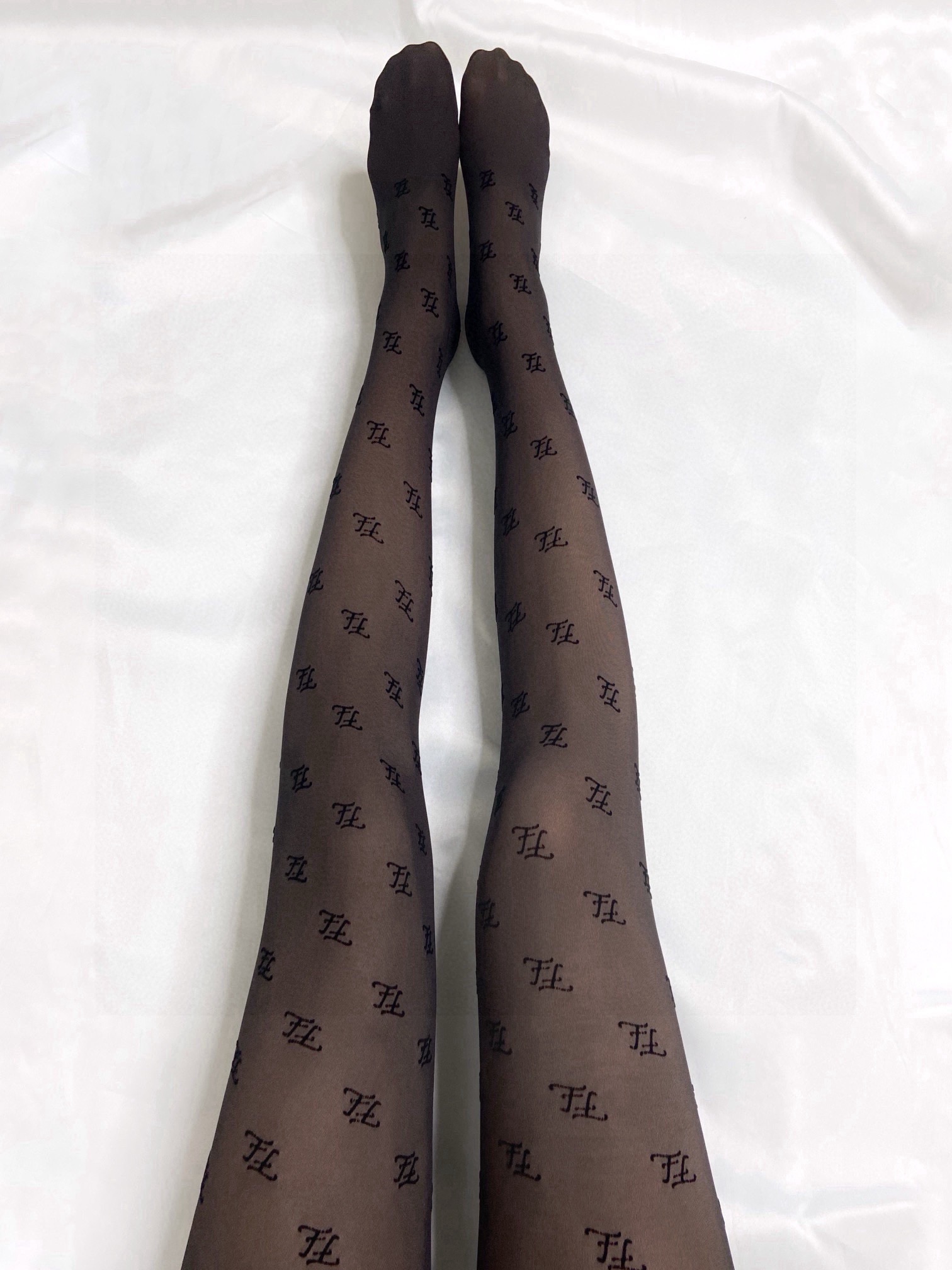 【加绒款】
 配包装
🌟【一盒一双】
🌟Fendi 芬迪 ins爆款，秋冬加厚小F植绒丝袜 加厚连裤袜🌟