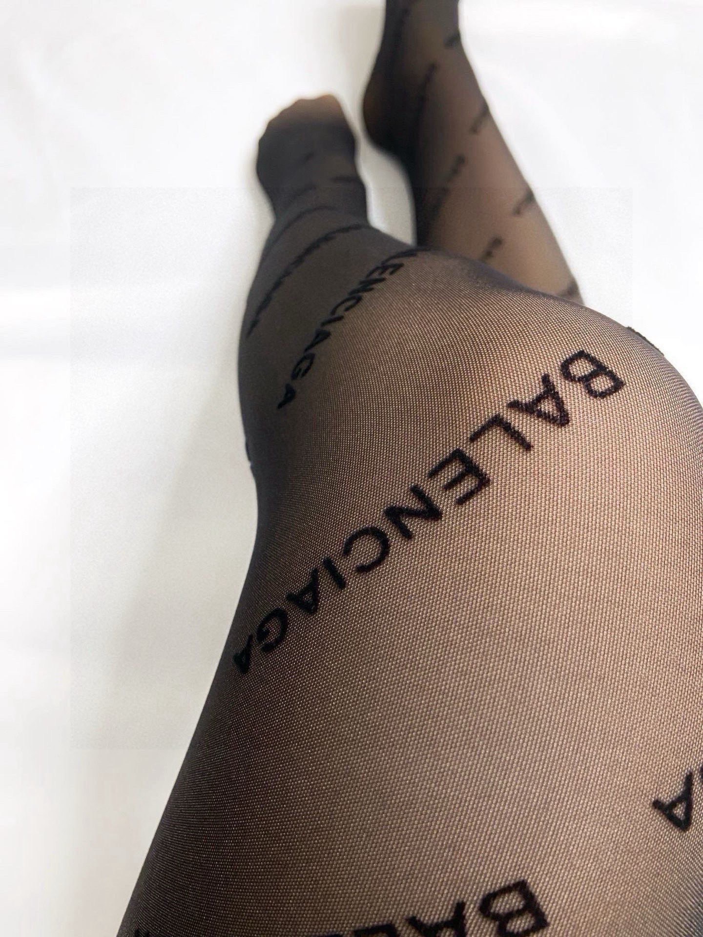  配包装
🌟【一盒一双】
🌟Balenciaga  巴黎世家 ins爆款，秋冬加厚字母植绒丝袜 连裤袜🌟