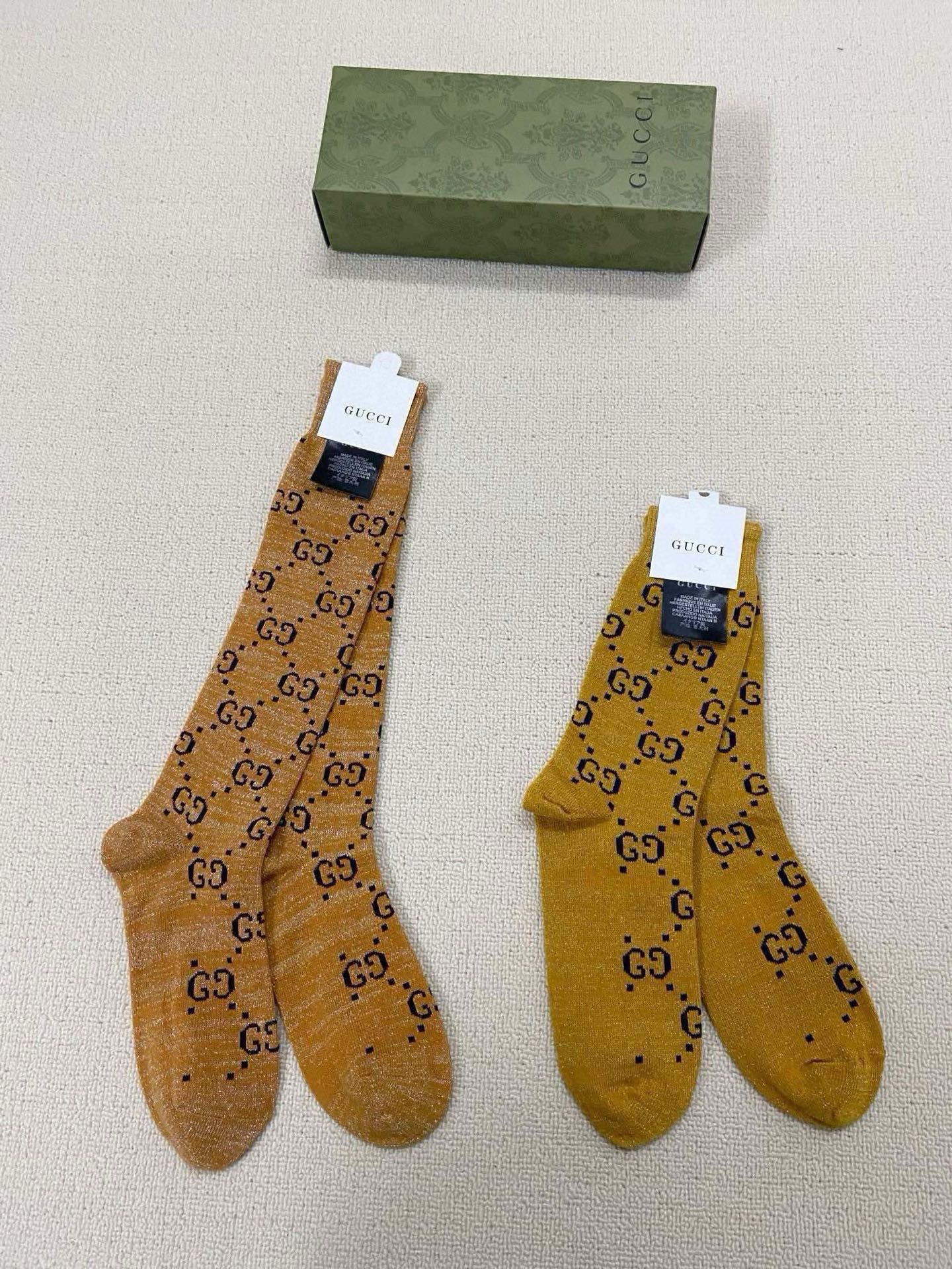  配包装
🌟【一盒2 双】
🌟Gucci 古奇 爆款金银丝长筒袜 中筒袜，超级火爆小腿袜🔥双针针织混纺金