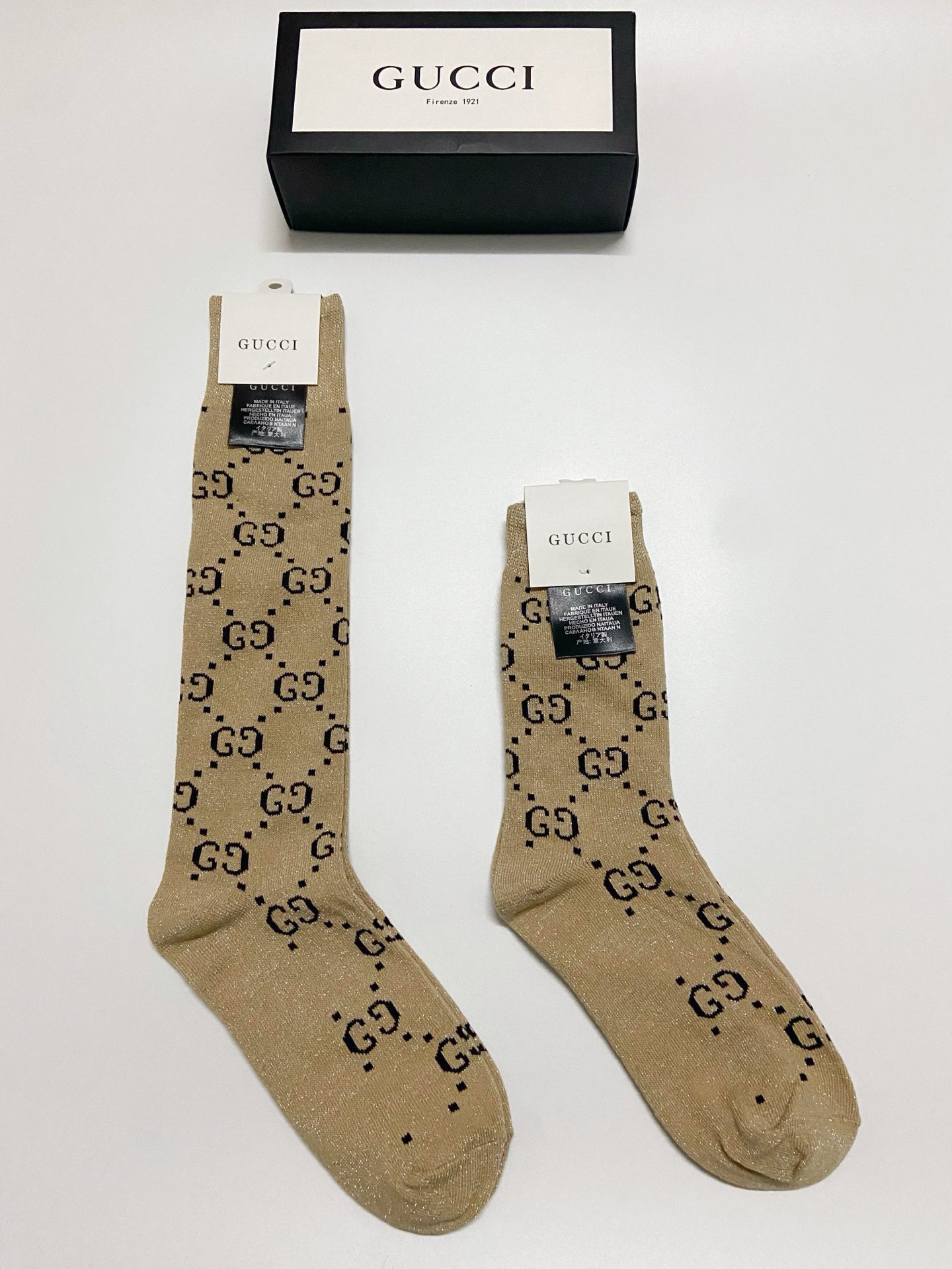  配包装
🌟【一盒2 双】
🌟Gucci 古奇 爆款金银丝长筒袜 中筒袜，超级火爆小腿袜🔥双针针织混纺金
