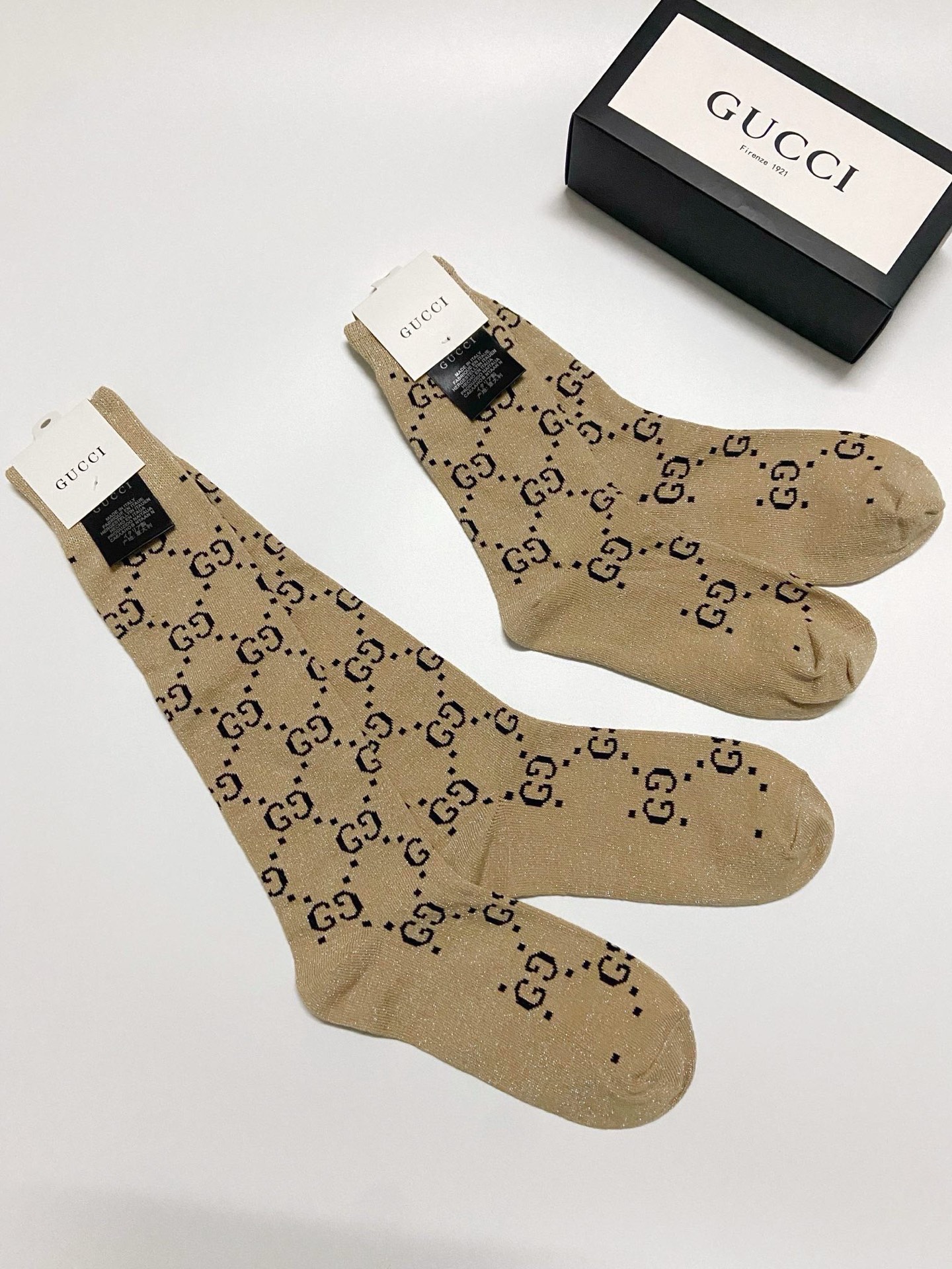  配包装
🌟【一盒2 双】
🌟Gucci 古奇 爆款金银丝长筒袜 中筒袜，超级火爆小腿袜🔥双针针织混纺金
