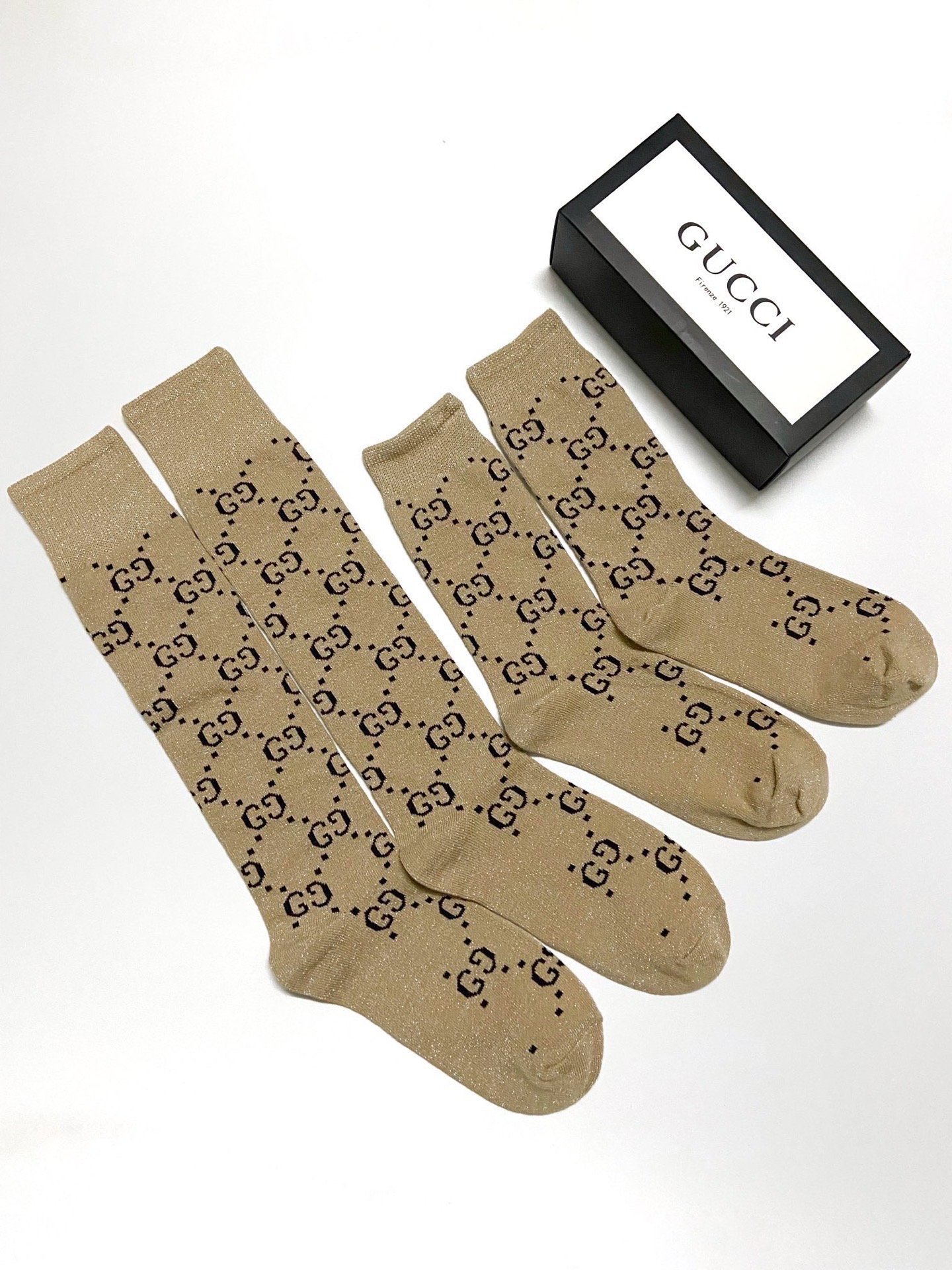  配包装
🌟【一盒2 双】
🌟Gucci 古奇 爆款金银丝长筒袜 中筒袜，超级火爆小腿袜🔥双针针织混纺金