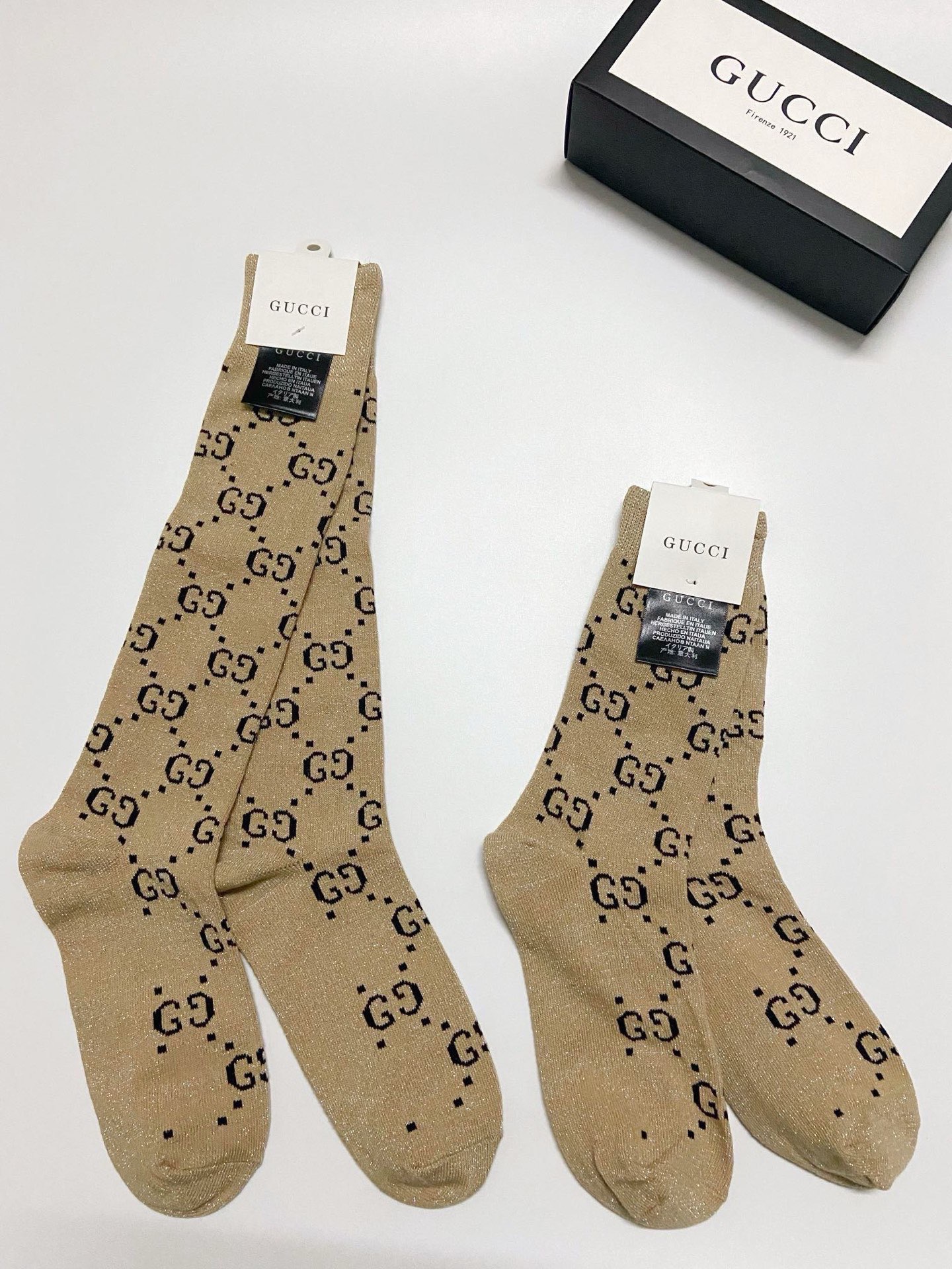  配包装
🌟【一盒2 双】
🌟Gucci 古奇 爆款金银丝长筒袜 中筒袜，超级火爆小腿袜🔥双针针织混纺金