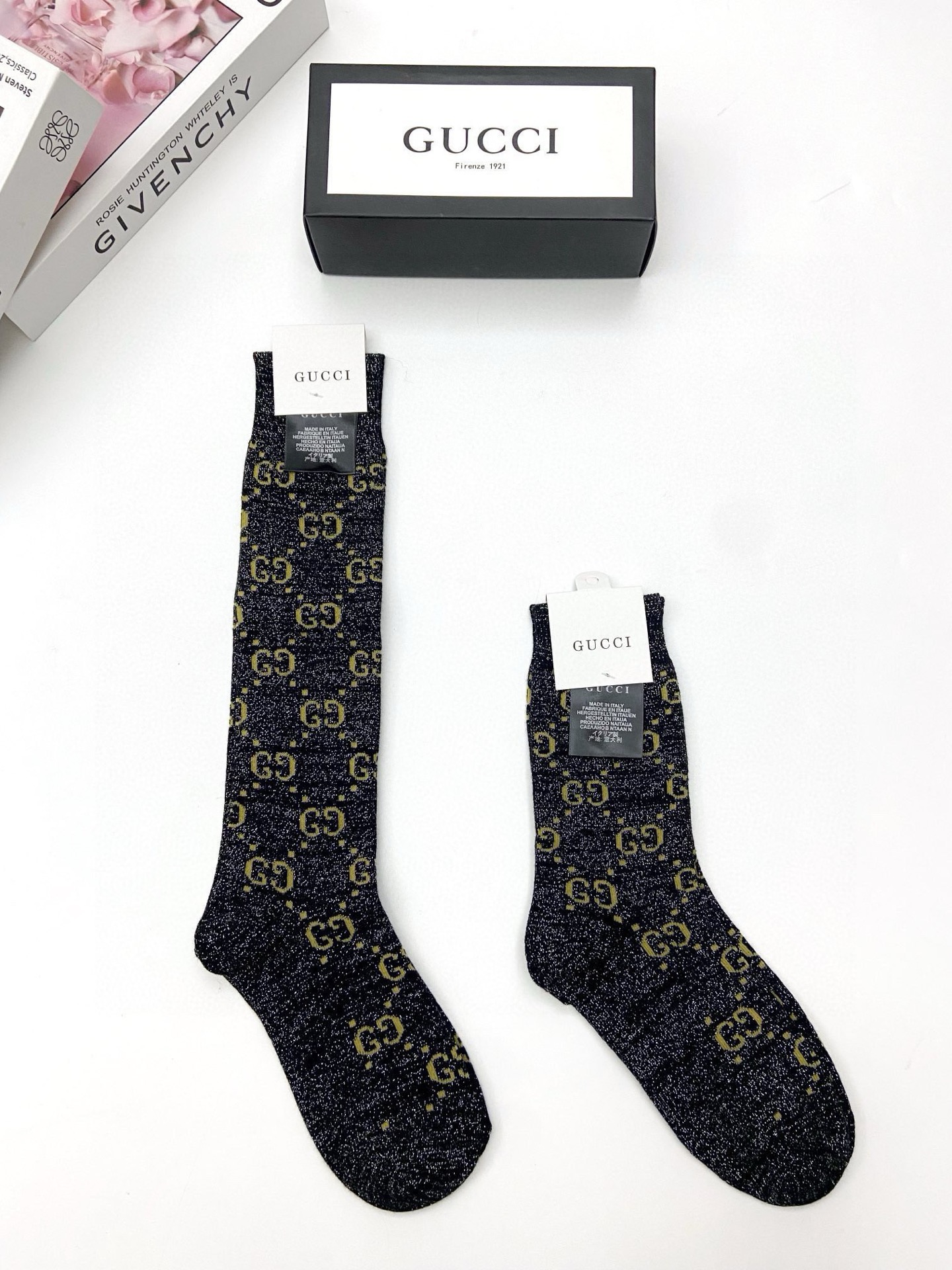  配包装
🌟【一盒2 双】
🌟Gucci 古奇 爆款金银丝长筒袜 中筒袜，超级火爆小腿袜🔥双针针织混纺金