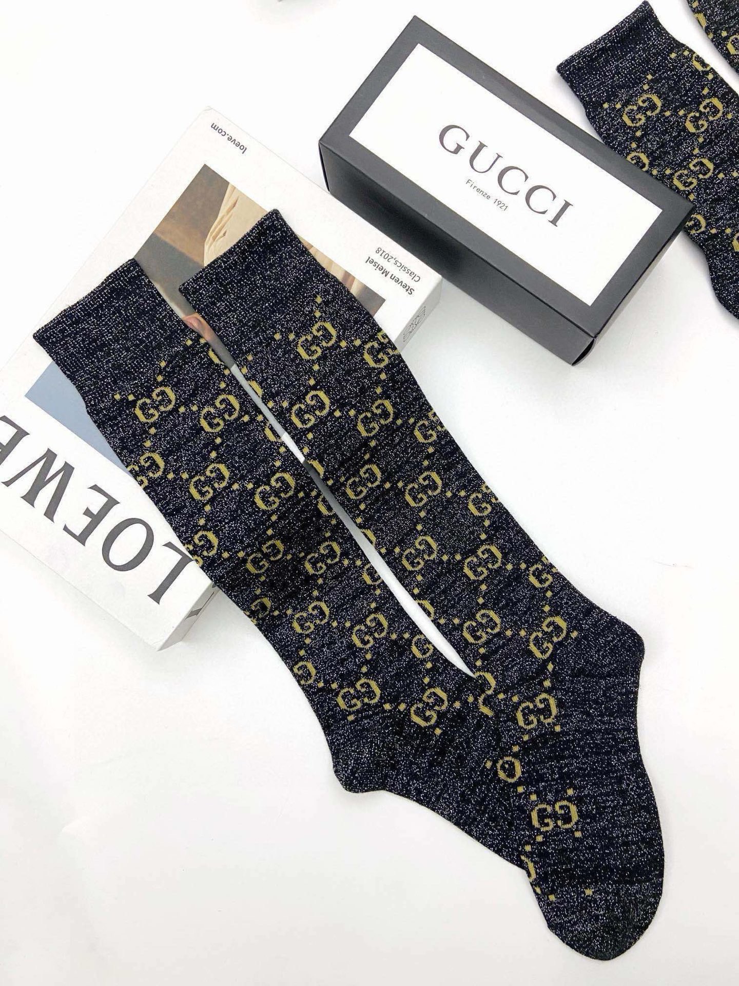  配包装
🌟【一盒2 双】
🌟Gucci 古奇 爆款金银丝长筒袜 中筒袜，超级火爆小腿袜🔥双针针织混纺金