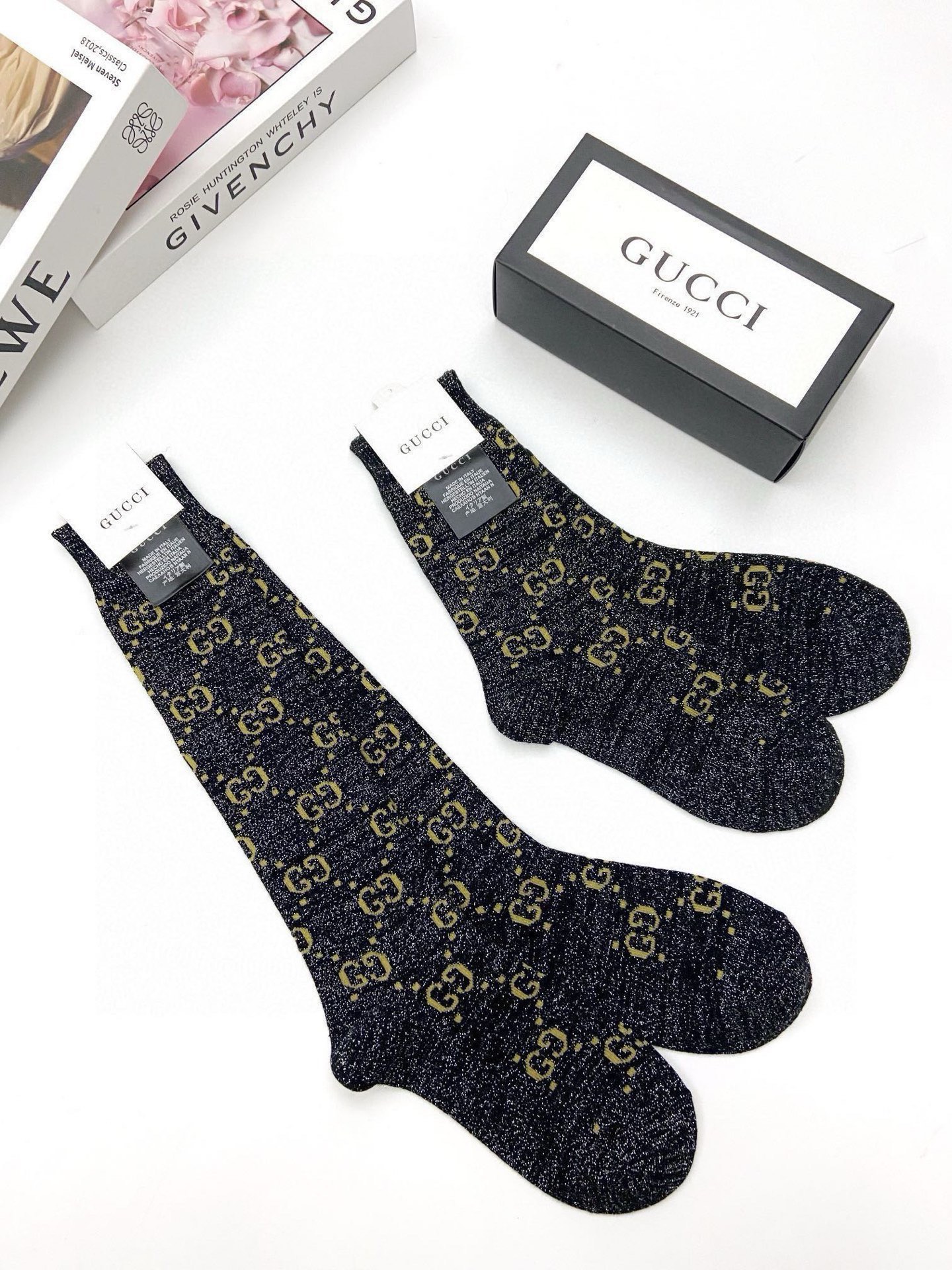  配包装
🌟【一盒2 双】
🌟Gucci 古奇 爆款金银丝长筒袜 中筒袜，超级火爆小腿袜🔥双针针织混纺金