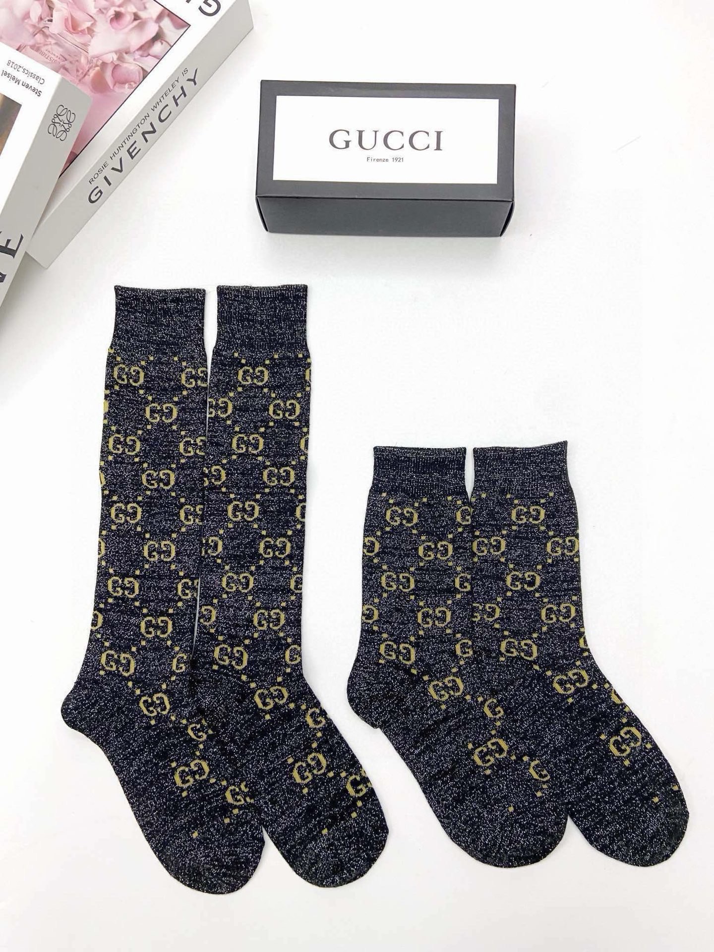  配包装
🌟【一盒2 双】
🌟Gucci 古奇 爆款金银丝长筒袜 中筒袜，超级火爆小腿袜🔥双针针织混纺金