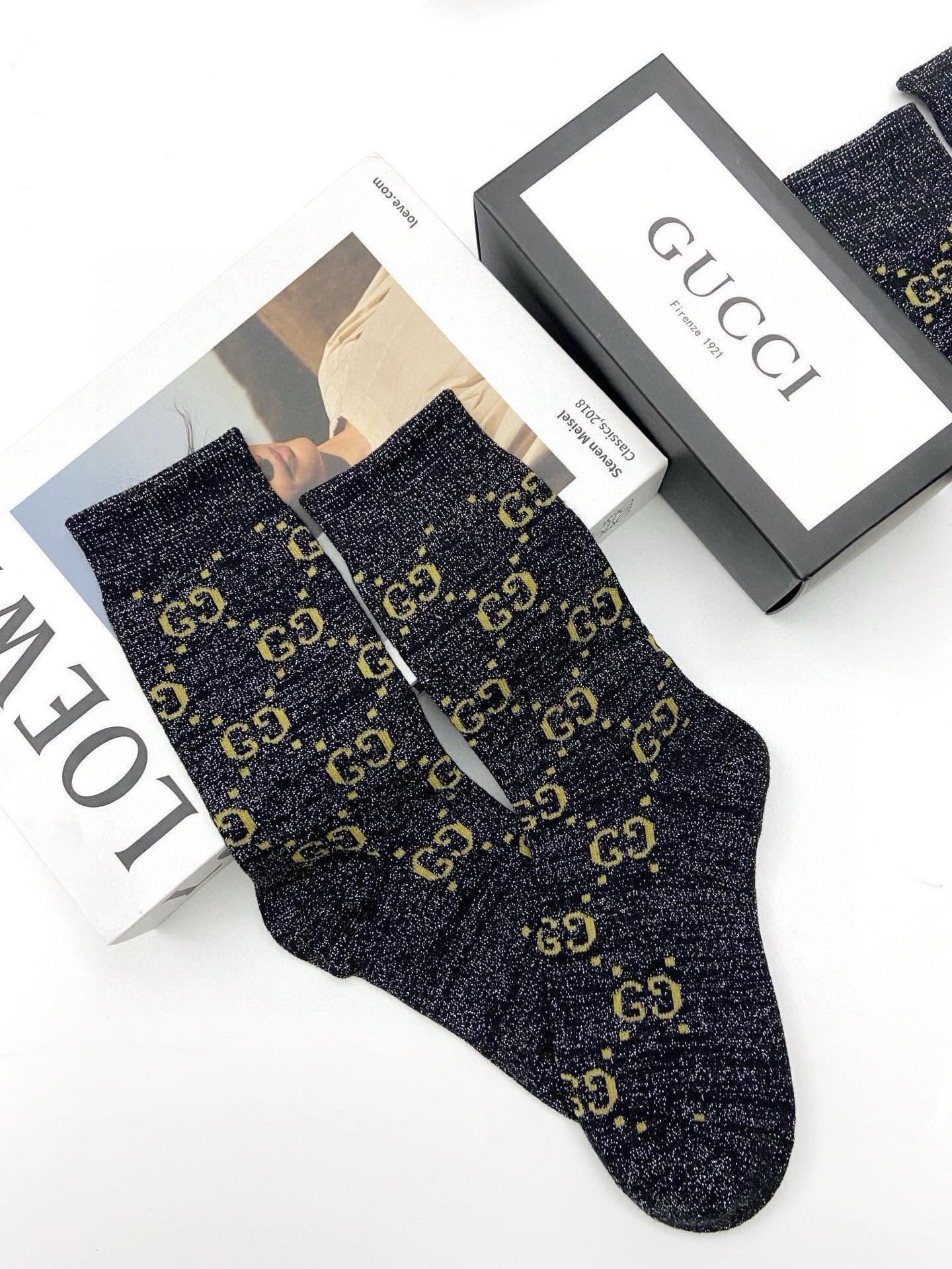  配包装
🌟【一盒2 双】
🌟Gucci 古奇 爆款金银丝长筒袜 中筒袜，超级火爆小腿袜🔥双针针织混纺金