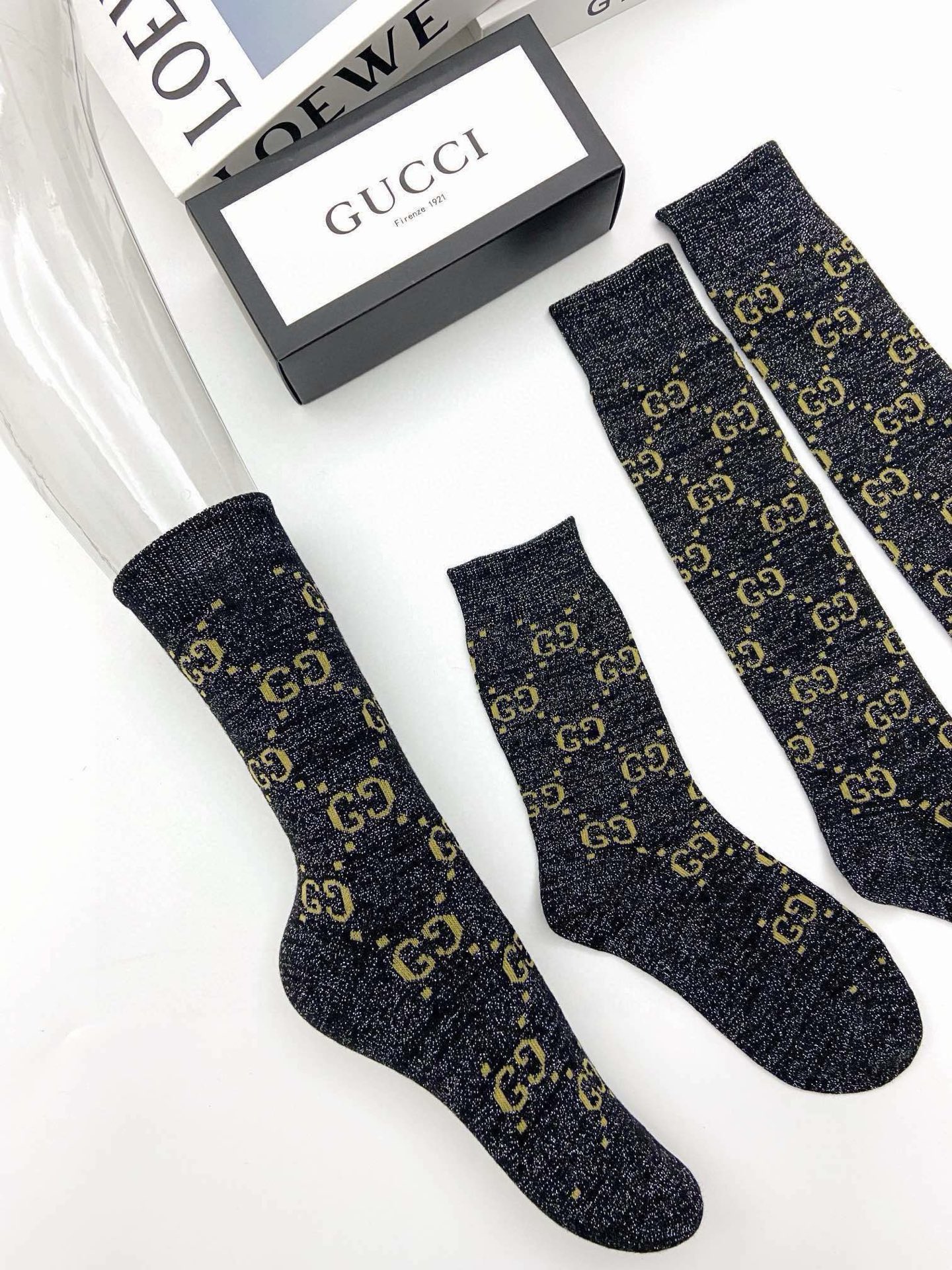  配包装
🌟【一盒2 双】
🌟Gucci 古奇 爆款金银丝长筒袜 中筒袜，超级火爆小腿袜🔥双针针织混纺金