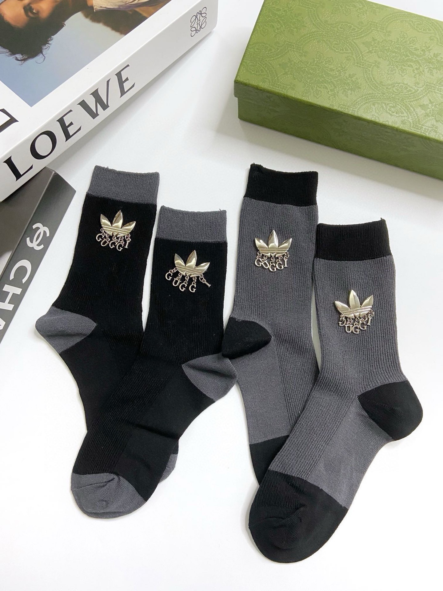  配包装
🌟【一盒2 双】
🌟Gucci 古奇 爆款字母logo重工五金 中筒袜 小腿袜🔥纯棉混纺材质，