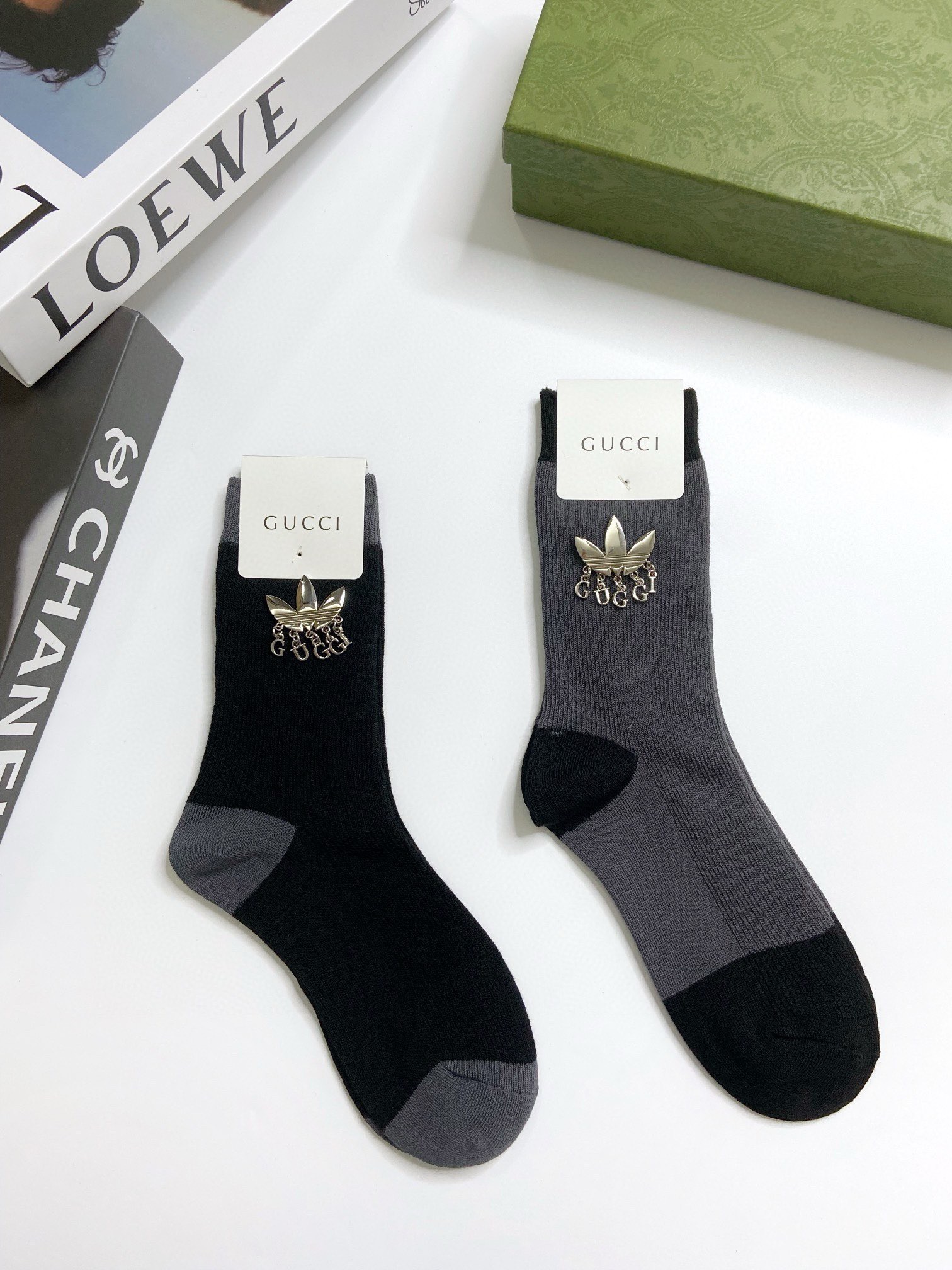  配包装
🌟【一盒2 双】
🌟Gucci 古奇 爆款字母logo重工五金 中筒袜 小腿袜🔥纯棉混纺材质，