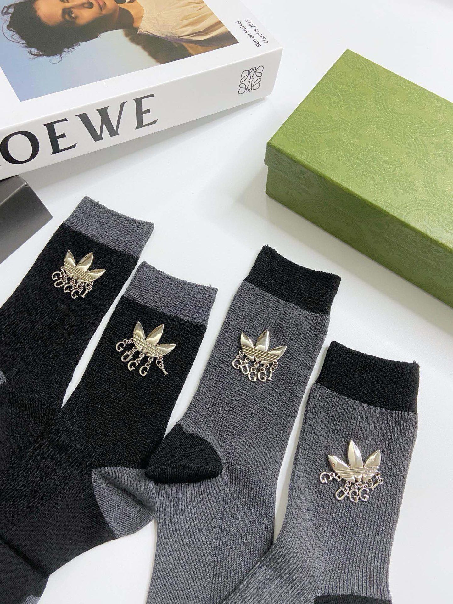  配包装
🌟【一盒2 双】
🌟Gucci 古奇 爆款字母logo重工五金 中筒袜 小腿袜🔥纯棉混纺材质，