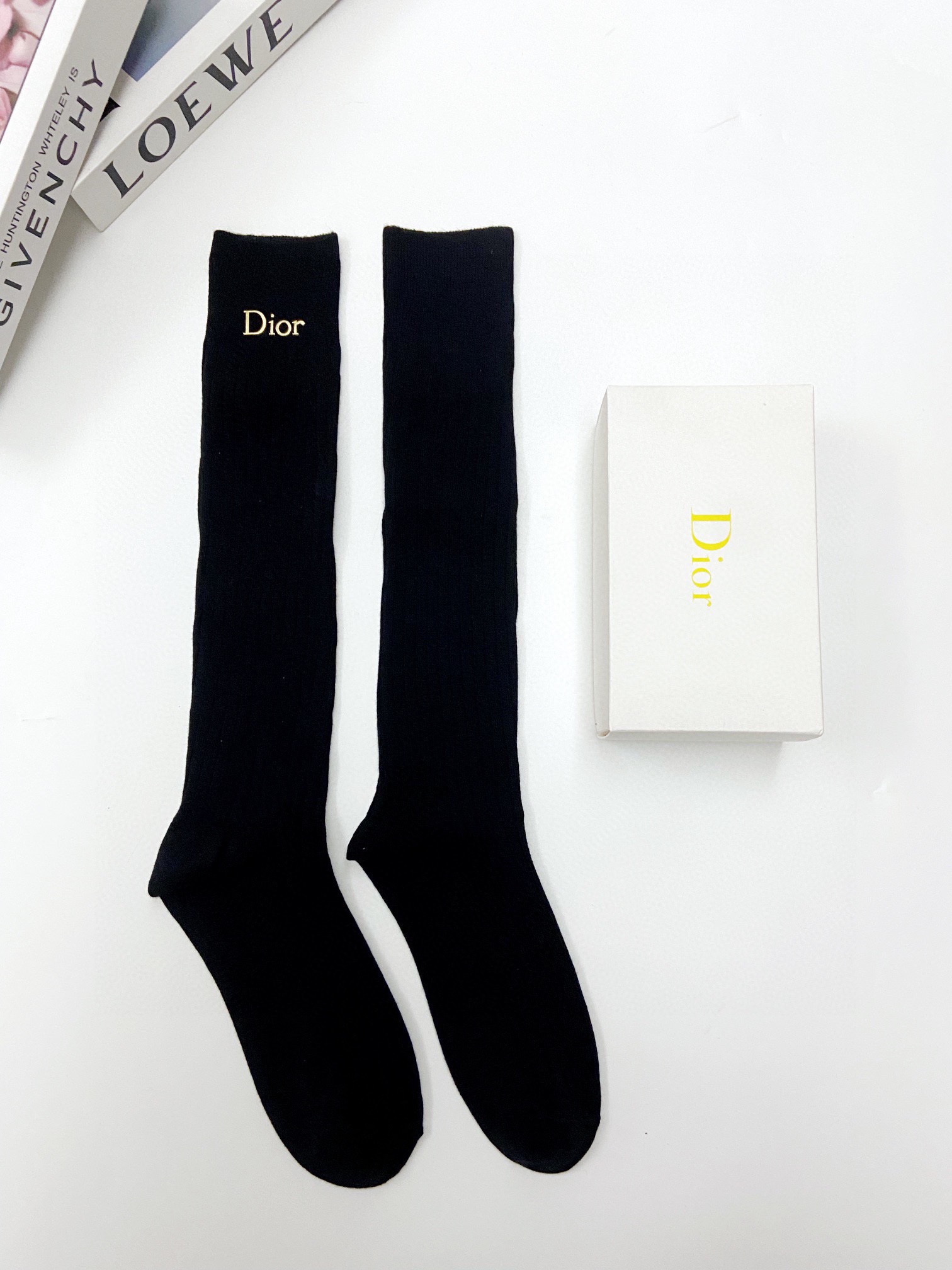  配包装
🌟【一盒一双】
🌟 Dior 迪奥  爆款经典字母 长筒袜 小腿袜。双针针织材质，超完美结合，