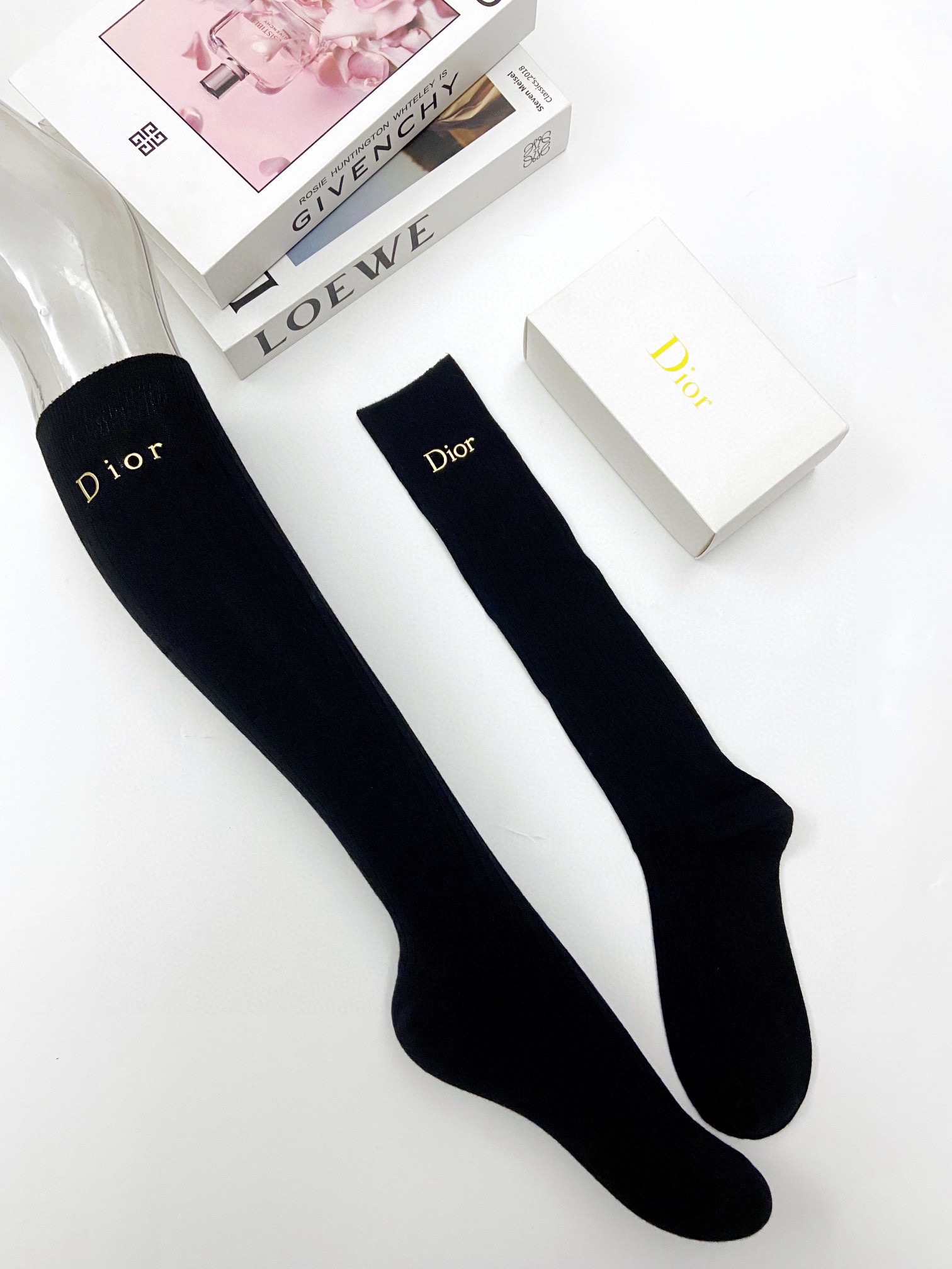  配包装
🌟【一盒一双】
🌟 Dior 迪奥  爆款经典字母 长筒袜 小腿袜。双针针织材质，超完美结合，