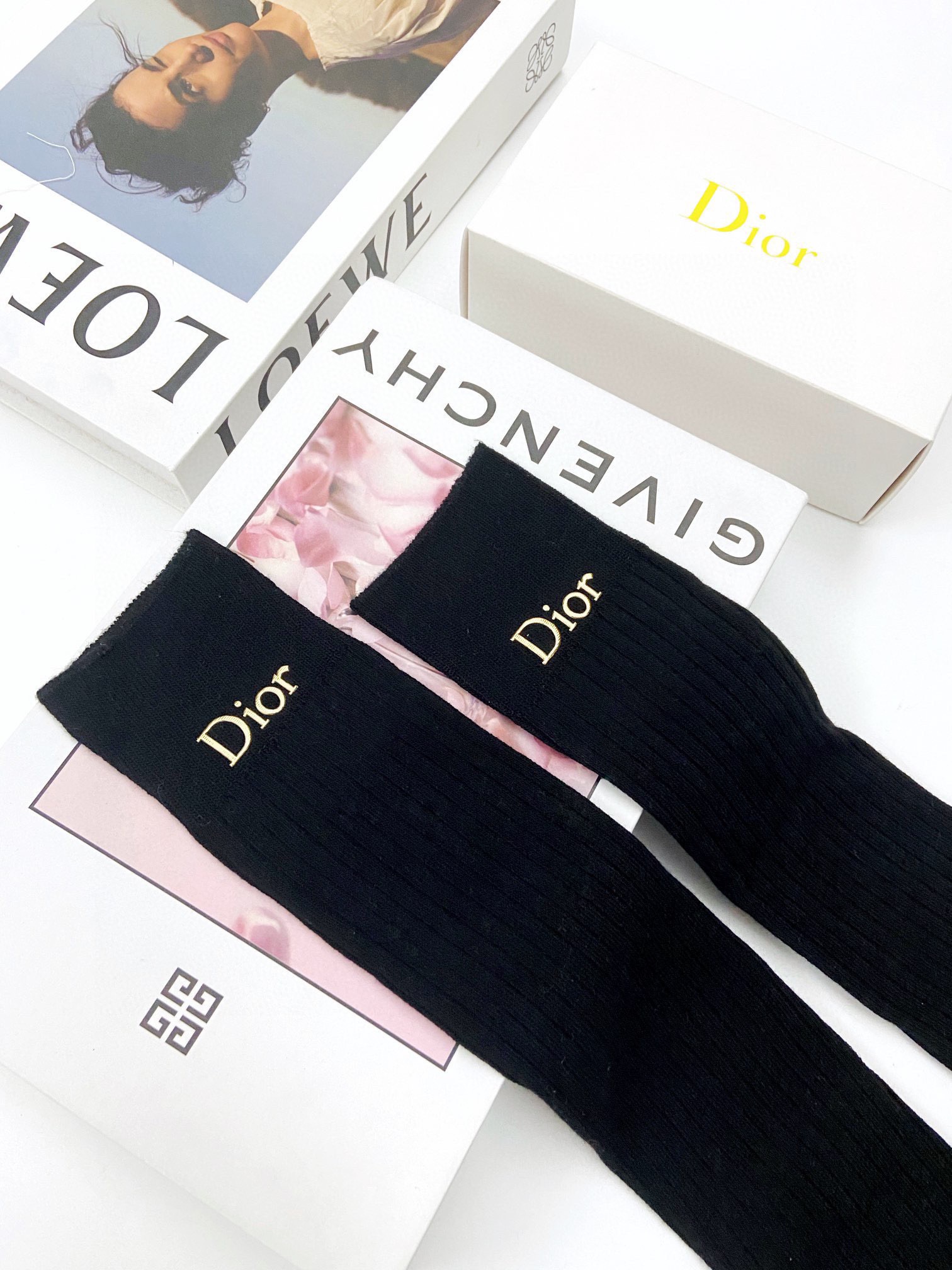 配包装
🌟【一盒一双】
🌟 Dior 迪奥  爆款经典字母 长筒袜 小腿袜。双针针织材质，超完美结合，