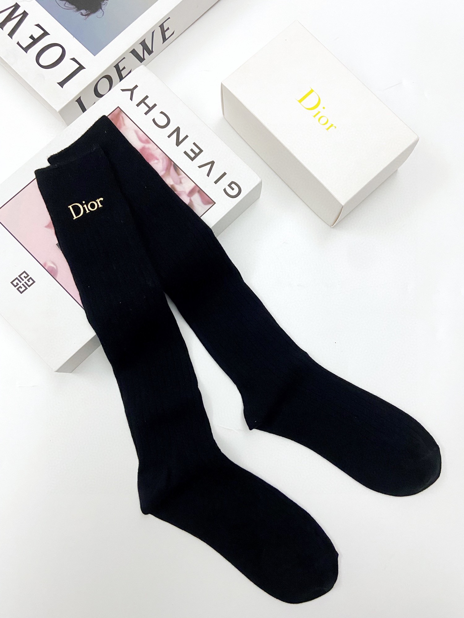  配包装
🌟【一盒一双】
🌟 Dior 迪奥  爆款经典字母 长筒袜 小腿袜。双针针织材质，超完美结合，