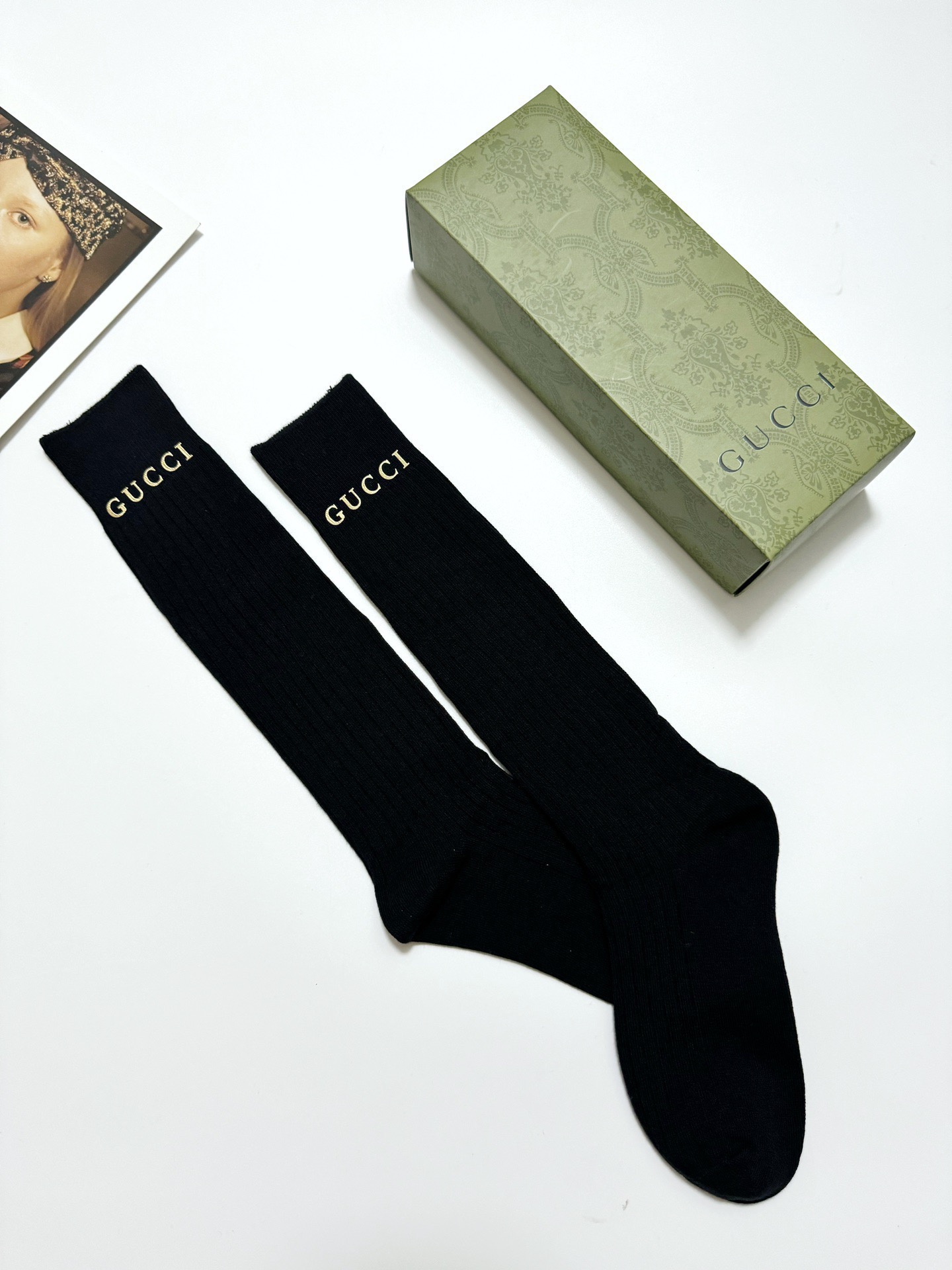  配包装
🌟【一盒一双】
🌟 Gucci 古琦 爆款经典字母 长筒袜 小腿袜。双针针织材质，超完美结合，