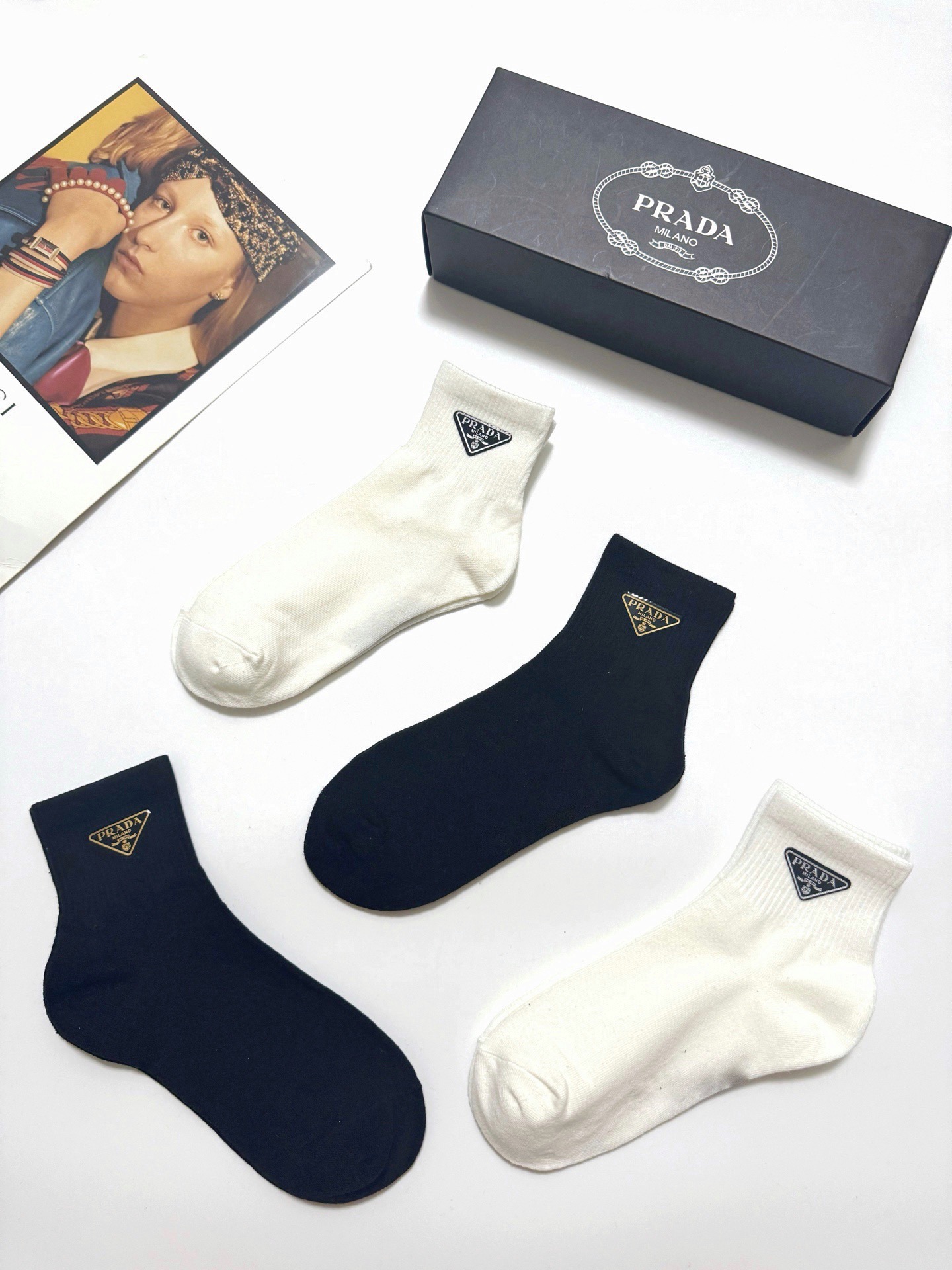  配包装
🌟【一盒4双】
🌟Prada 普拉达 经典字母logo 纯棉中筒袜 经典纯色短袜
🌟ins爆款