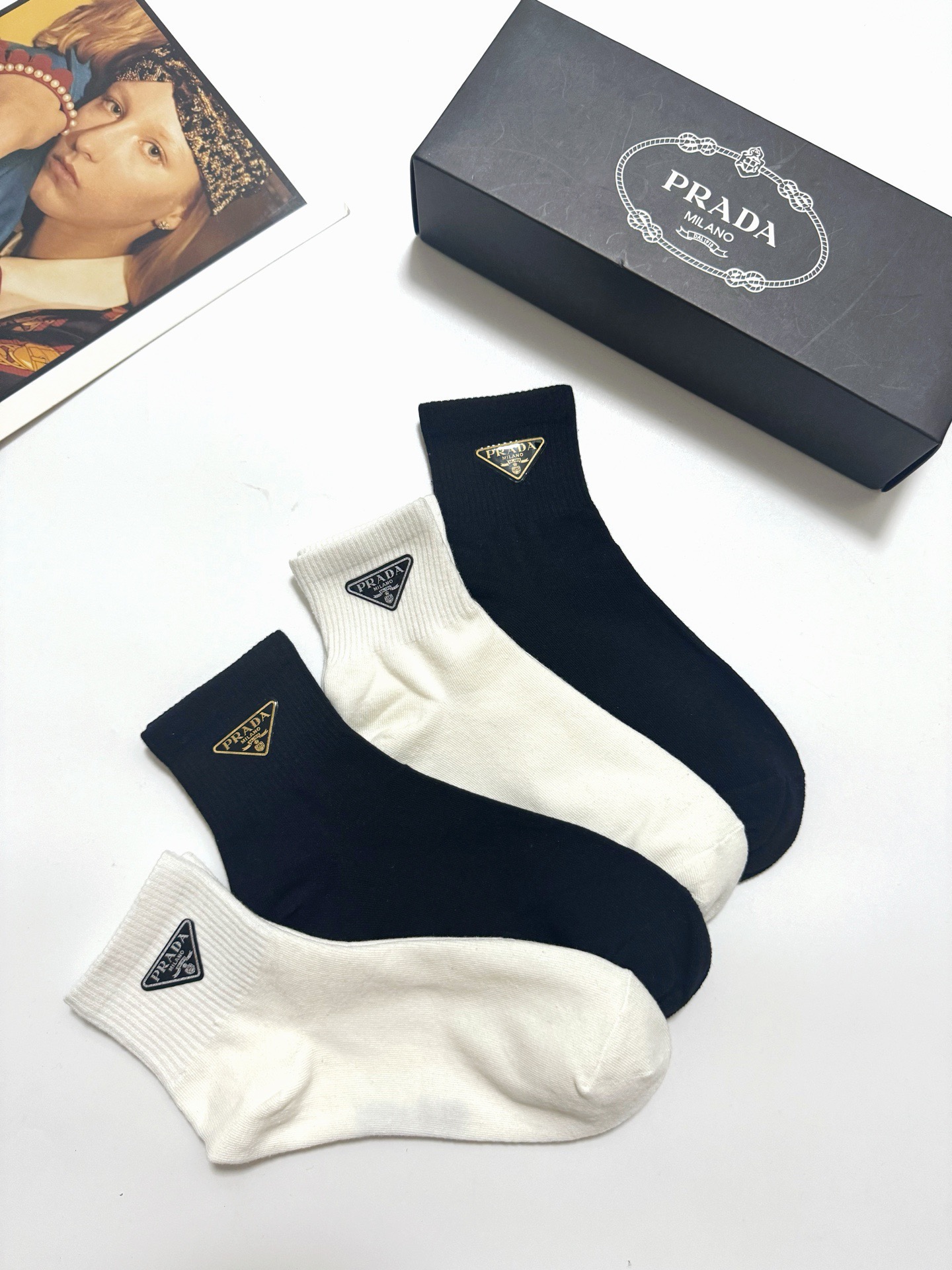 配包装
🌟【一盒4双】
🌟Prada 普拉达 经典字母logo 纯棉中筒袜 经典纯色短袜
🌟ins爆款
