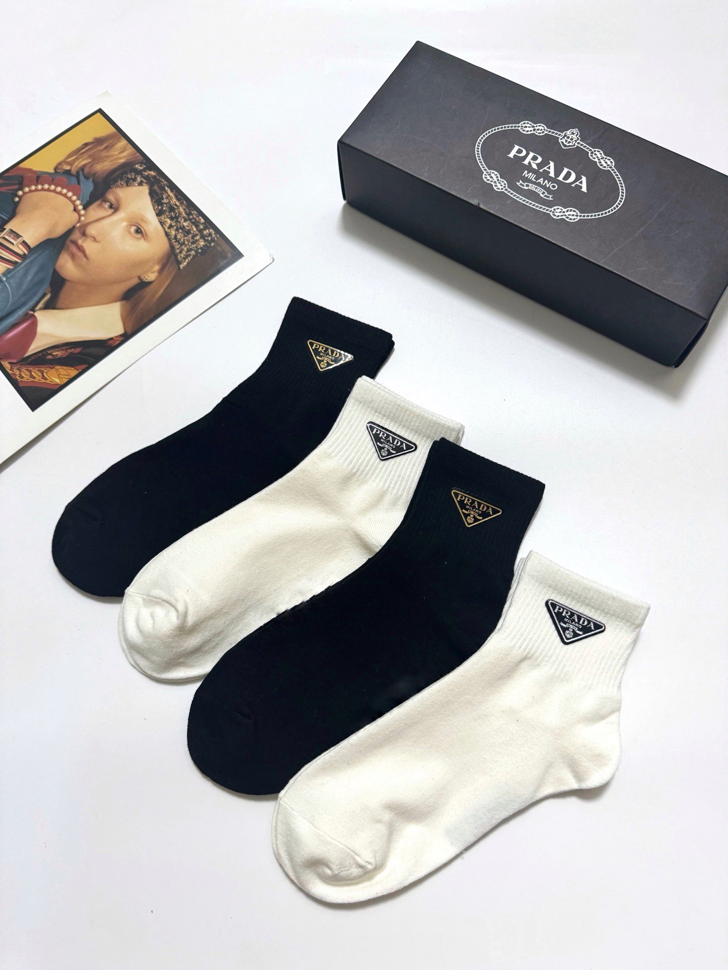  配包装
🌟【一盒4双】
🌟Prada 普拉达 经典字母logo 纯棉中筒袜 经典纯色短袜
🌟ins爆款