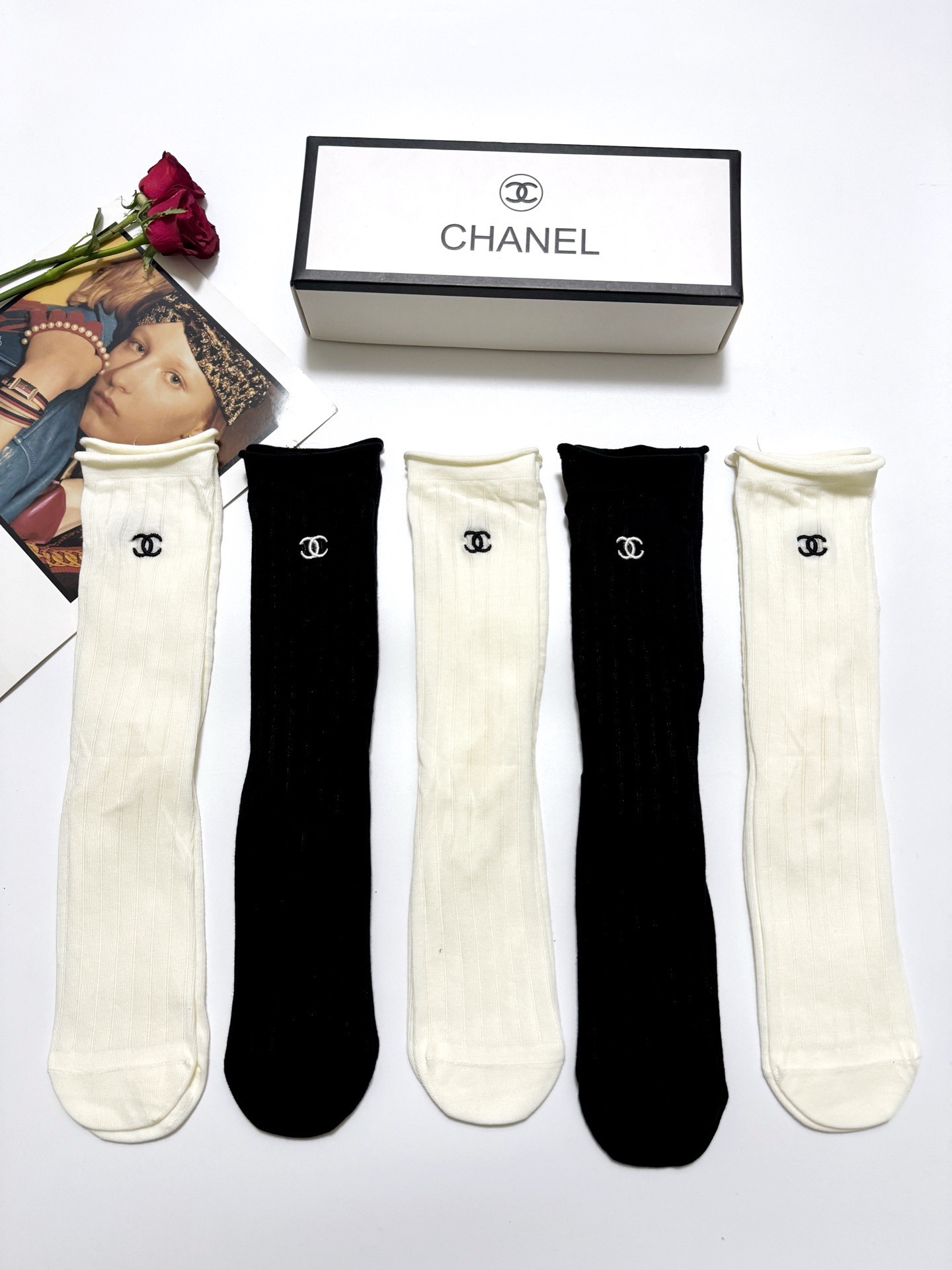  配包装
🌟【一盒5 双】
🌟Chanel 香奈儿 经典字母 logo 刺绣 直板 中筒袜  🔥超级软糯