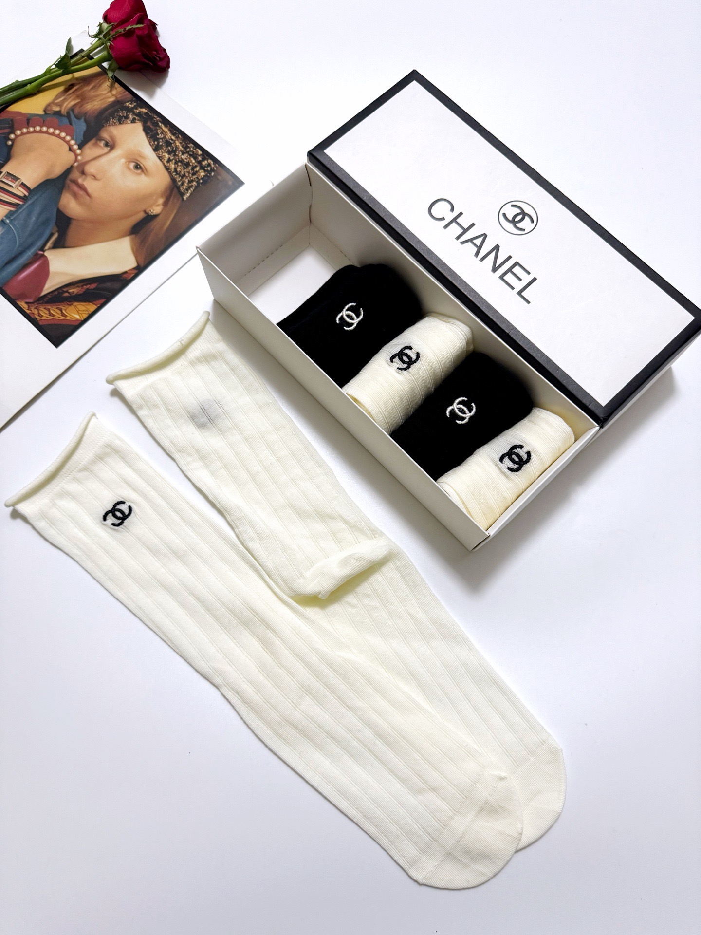  配包装
🌟【一盒5 双】
🌟Chanel 香奈儿 经典字母 logo 刺绣 直板 中筒袜  🔥超级软糯