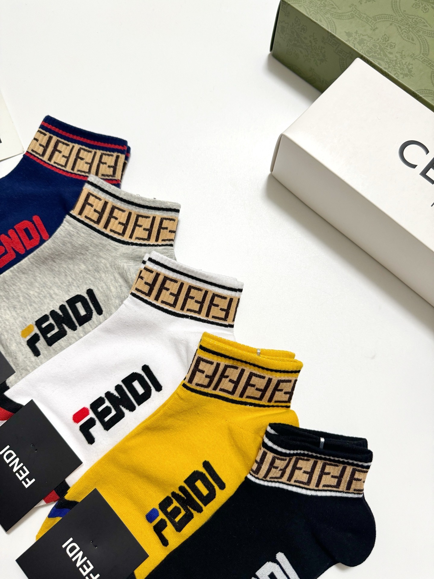  配包装
🌟【一盒5 双】男女同款
 🌟Fendi 芬迪 经典字母logo 纯棉短筒袜   ，ins超火