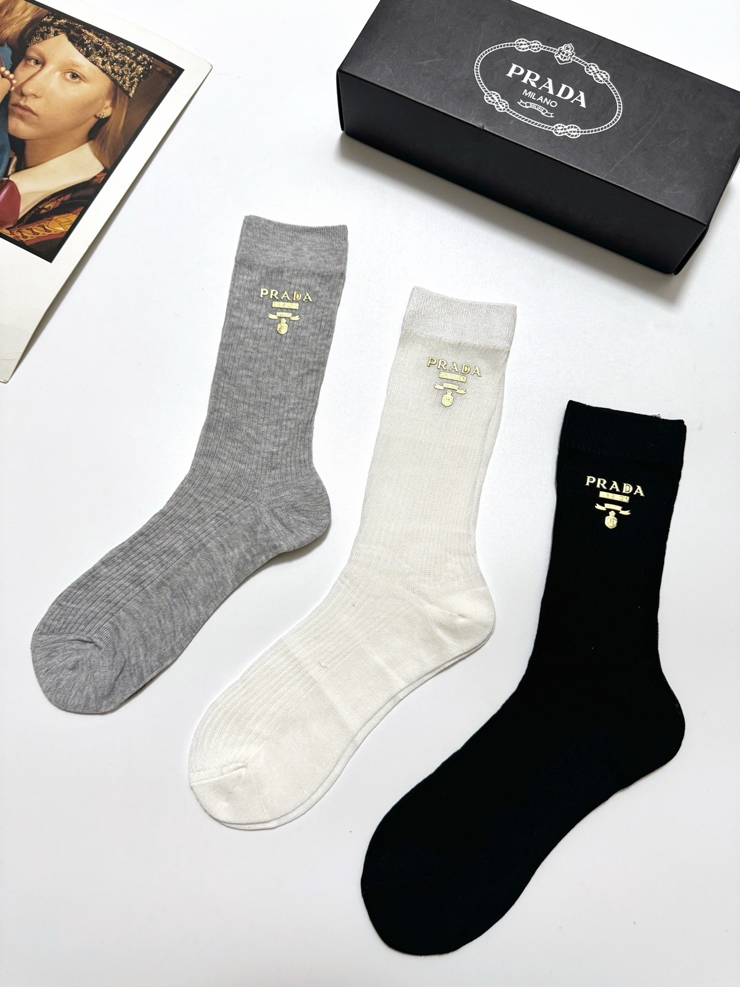  配包装
🌟【一盒3 双】
 🌟Prada 普拉达 经典字母logo 超薄透气中筒袜 ，ins超火爆空调