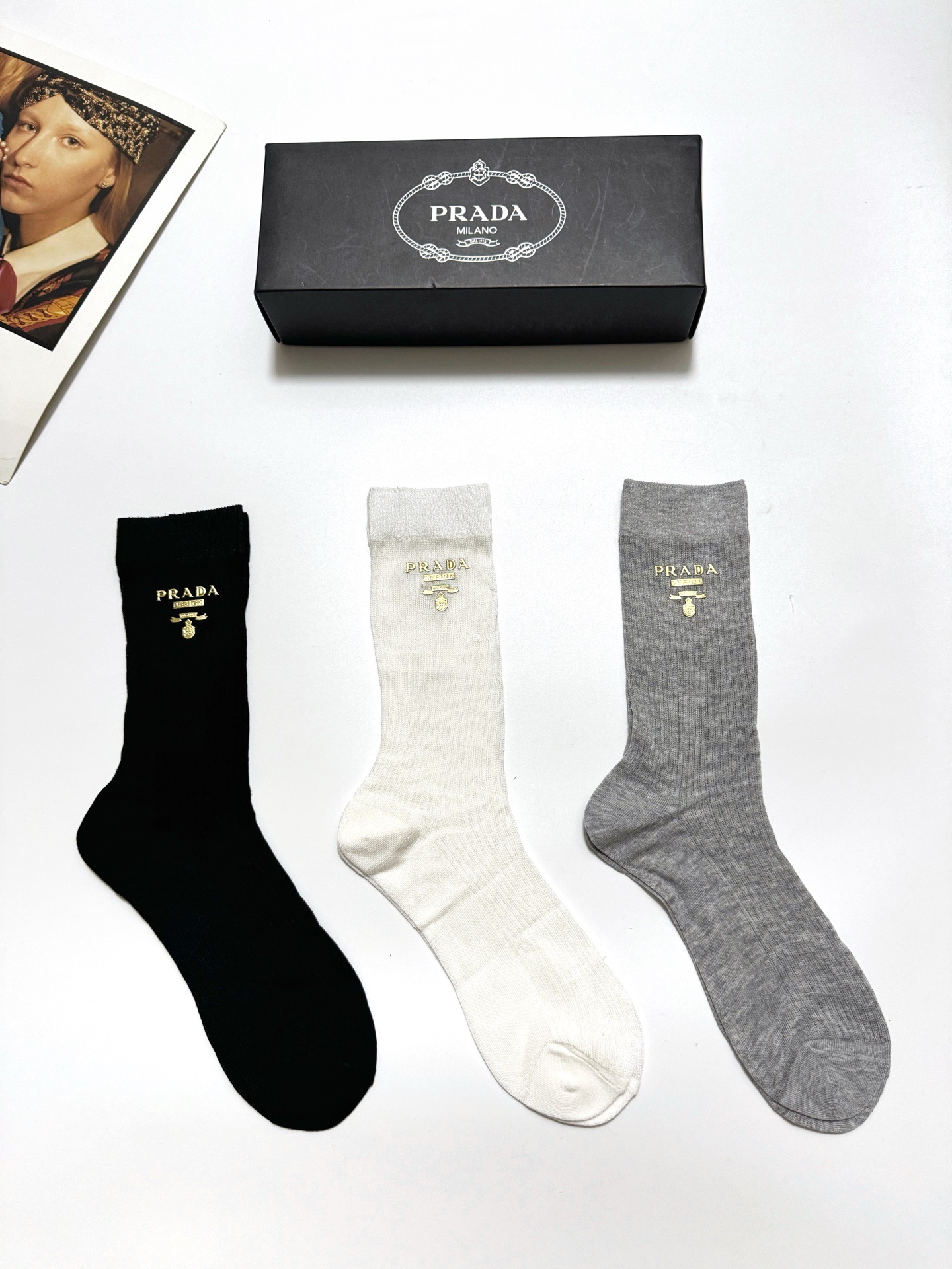  配包装
🌟【一盒3 双】
 🌟Prada 普拉达 经典字母logo 超薄透气中筒袜 ，ins超火爆空调