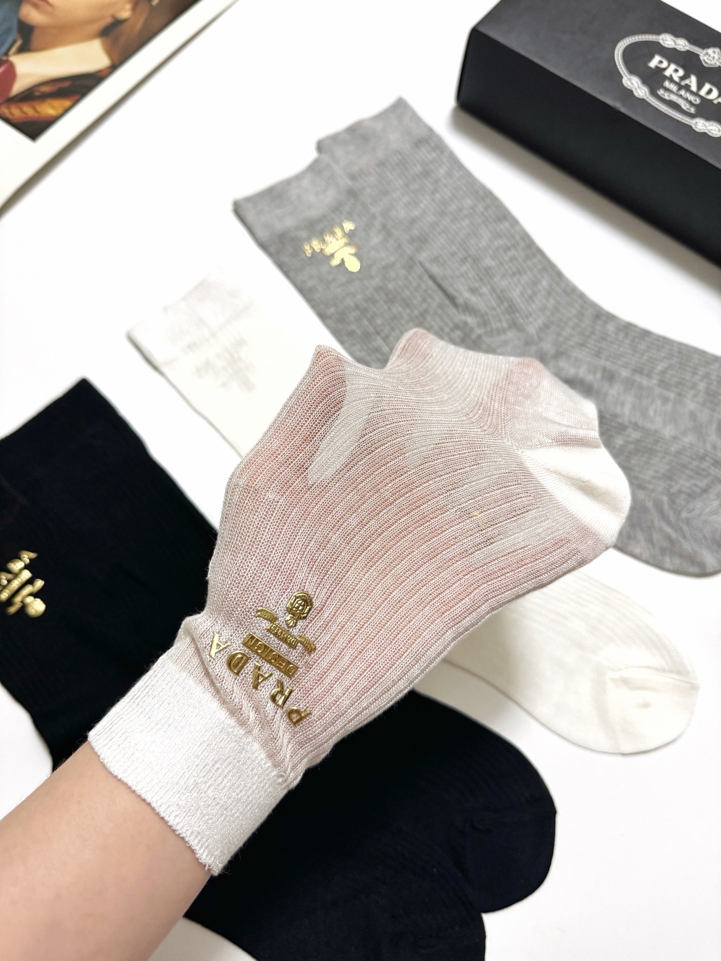  配包装
🌟【一盒3 双】
 🌟Prada 普拉达 经典字母logo 超薄透气中筒袜 ，ins超火爆空调