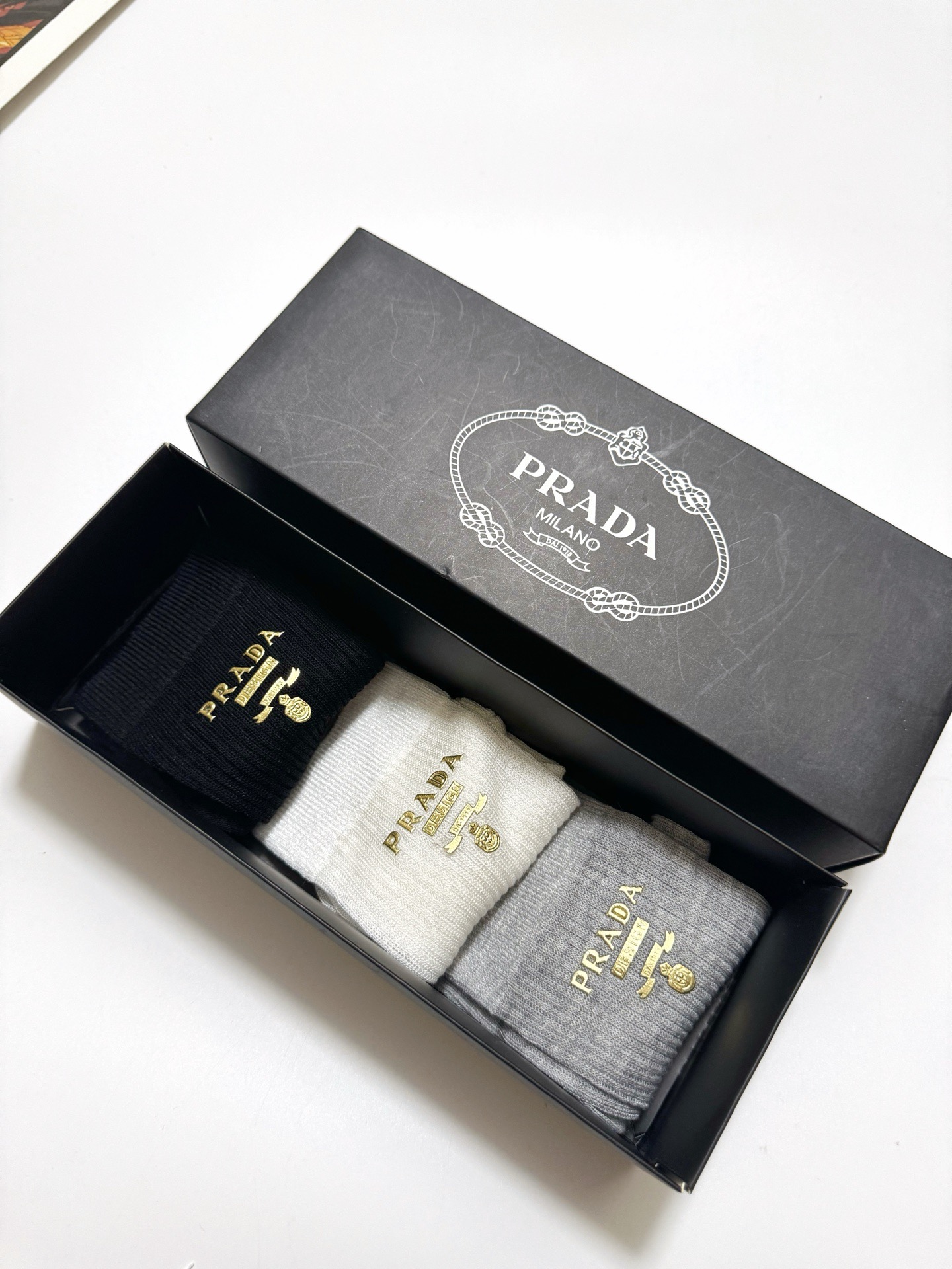  配包装
🌟【一盒3 双】
 🌟Prada 普拉达 经典字母logo 超薄透气中筒袜 ，ins超火爆空调