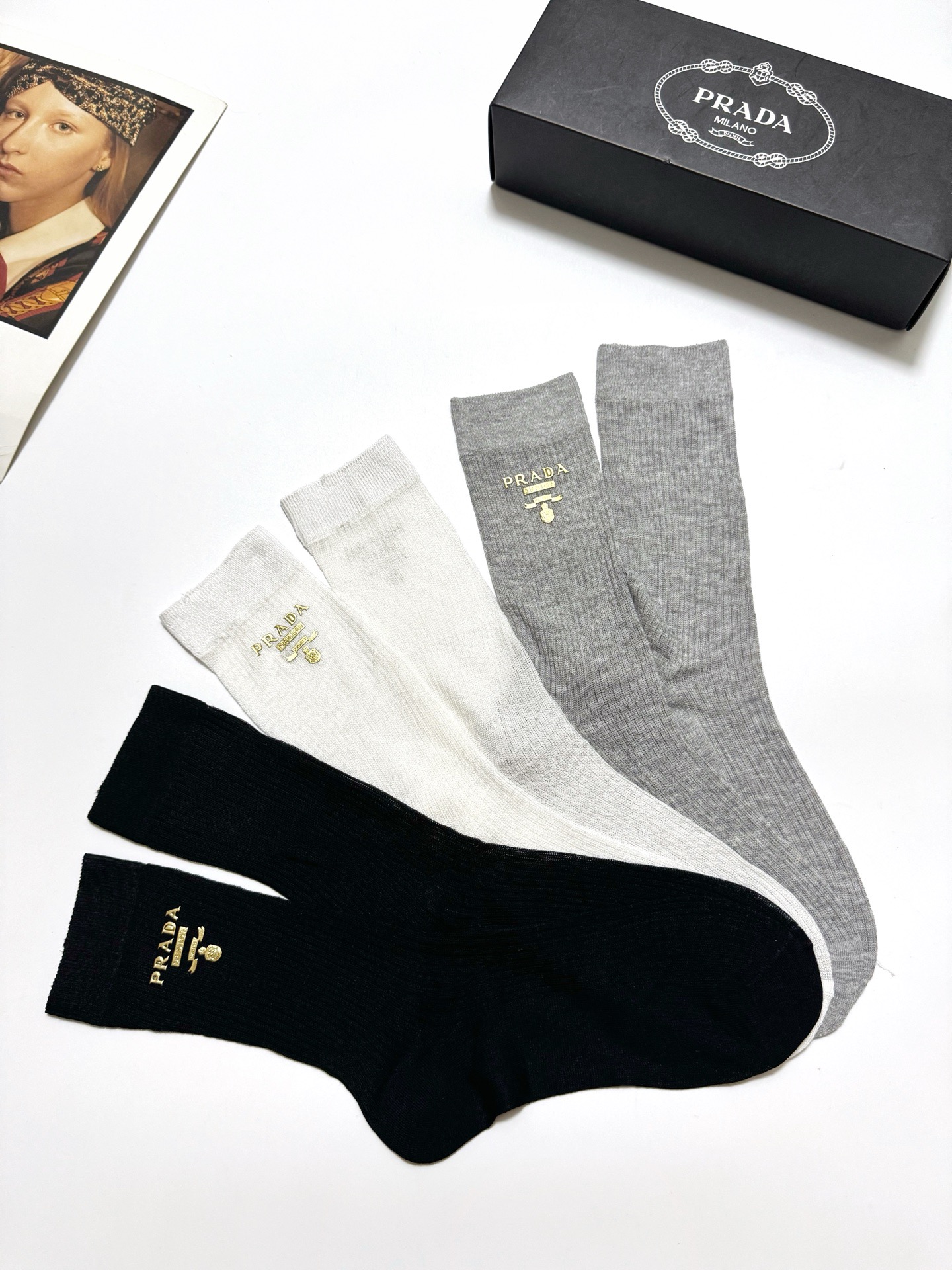 配包装
🌟【一盒3 双】
 🌟Prada 普拉达 经典字母logo 超薄透气中筒袜 ，ins超火爆空调