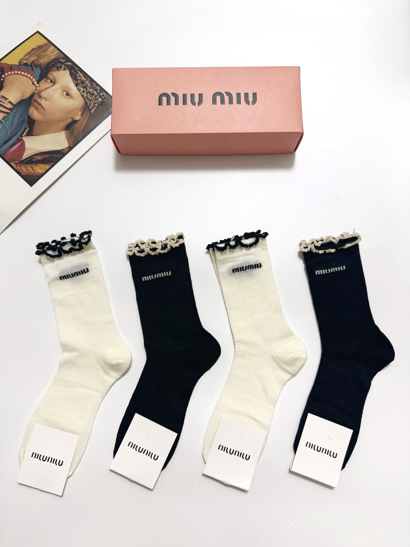  配包装
🌟【一盒4双】
 🌟缪缪 miumiu 经典字母logo 超薄透气中筒袜 ，ins超火爆空调袜