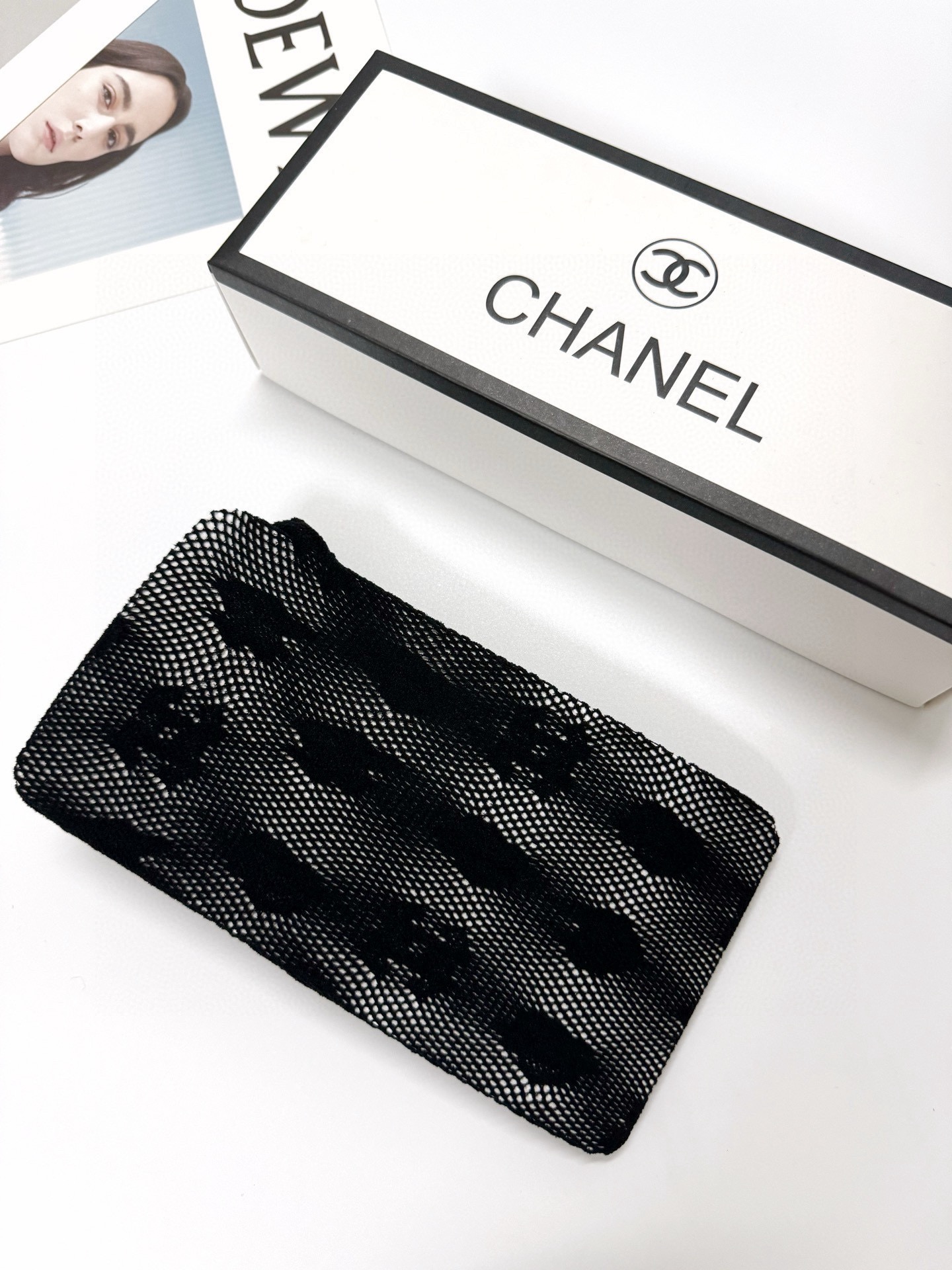 。配包装
【一盒一双】🌟Chanel 香奈儿性感魅惑网袜 🌟对版高货！
好看到爆炸 ，欧美大牌丝袜。
🌟
