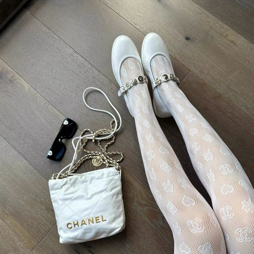 。配包装
【一盒一双】🌟Chanel 香奈儿性感魅惑网袜 🌟对版高货！
好看到爆炸 ，欧美大牌丝袜。
🌟