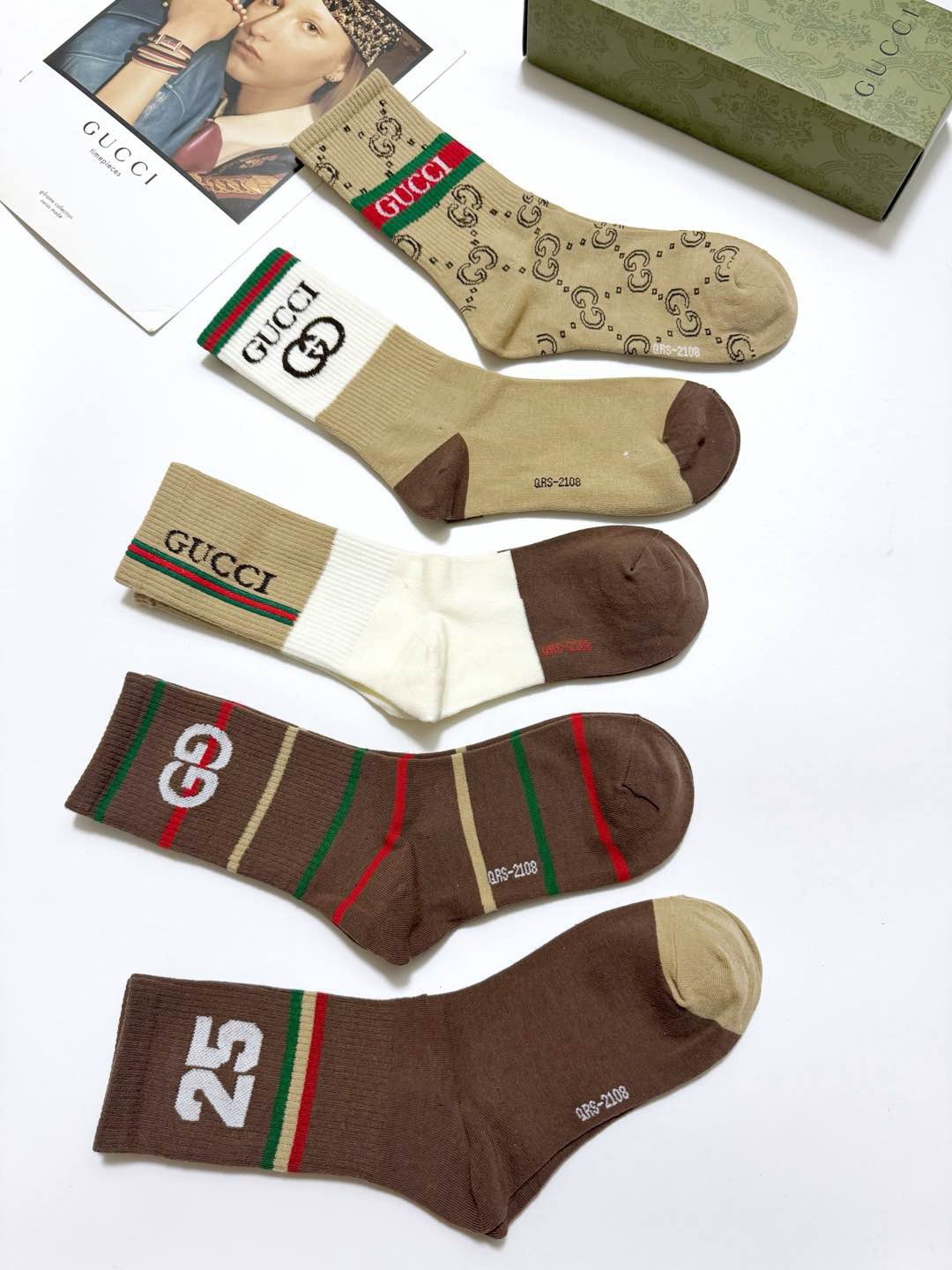  配包装
🌟【一盒5 双】
 🌟Gucci 古琦 经典字母logo 纯棉中筒袜   ，ins超火爆配色 