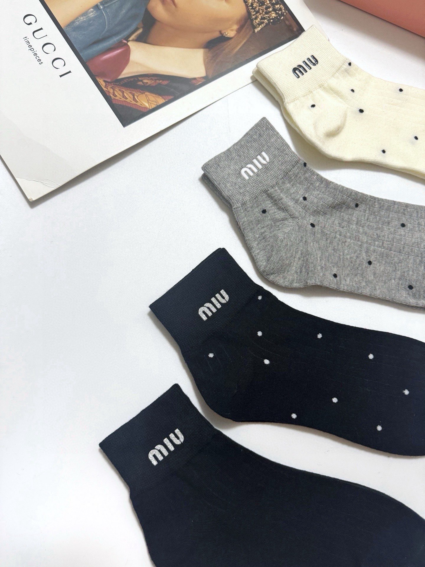  配包装
🌟【一盒4双】
🌟缪缪 miumiu 经典字母logo 纯棉中筒袜 经典纯色短袜
🌟ins爆款