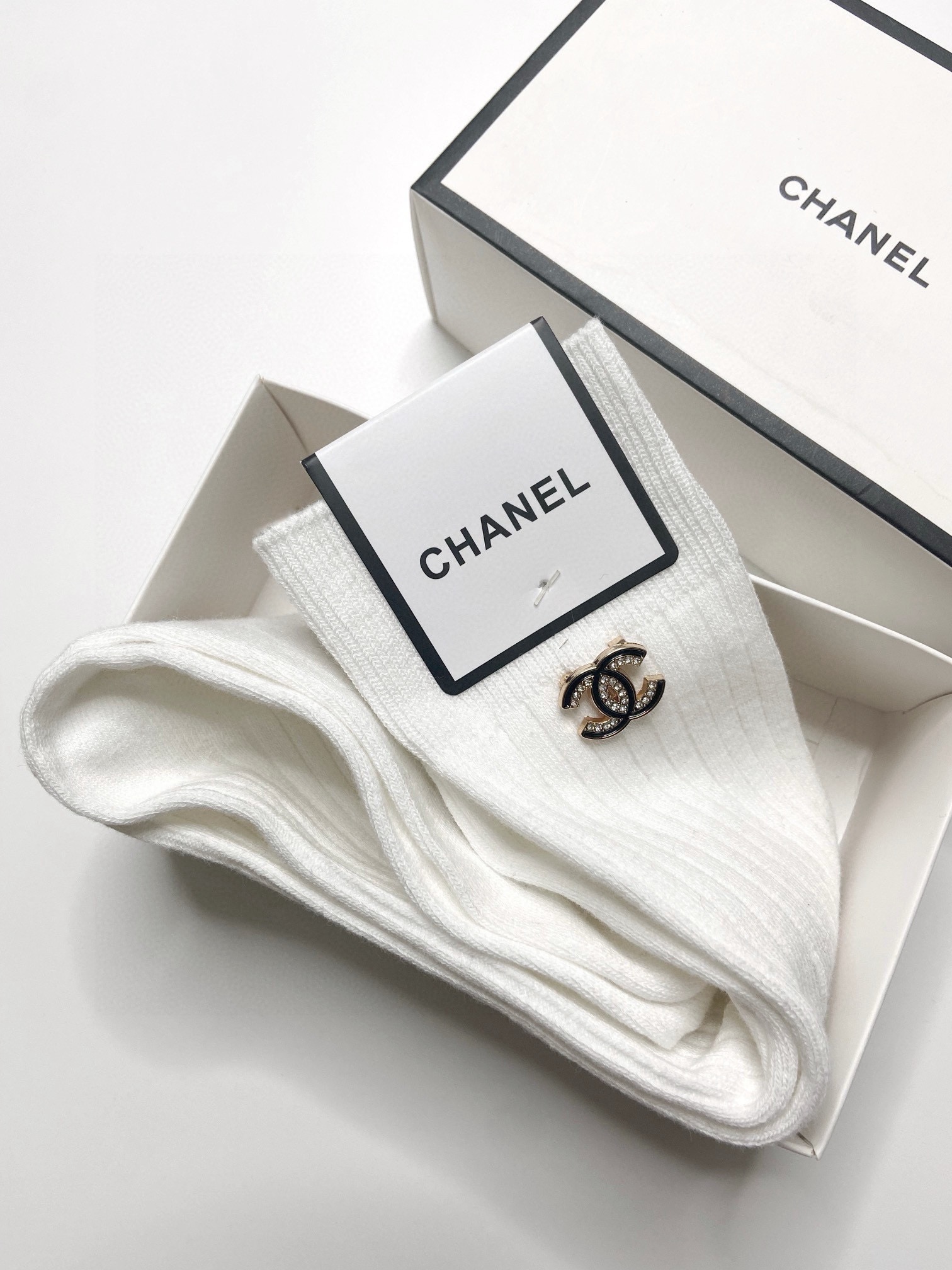  配包装
🌟【一盒一双】
🌟Chanel 香奈儿 经典字母logo别针纯棉长筒袜 小腿袜 
🌟重工装饰个