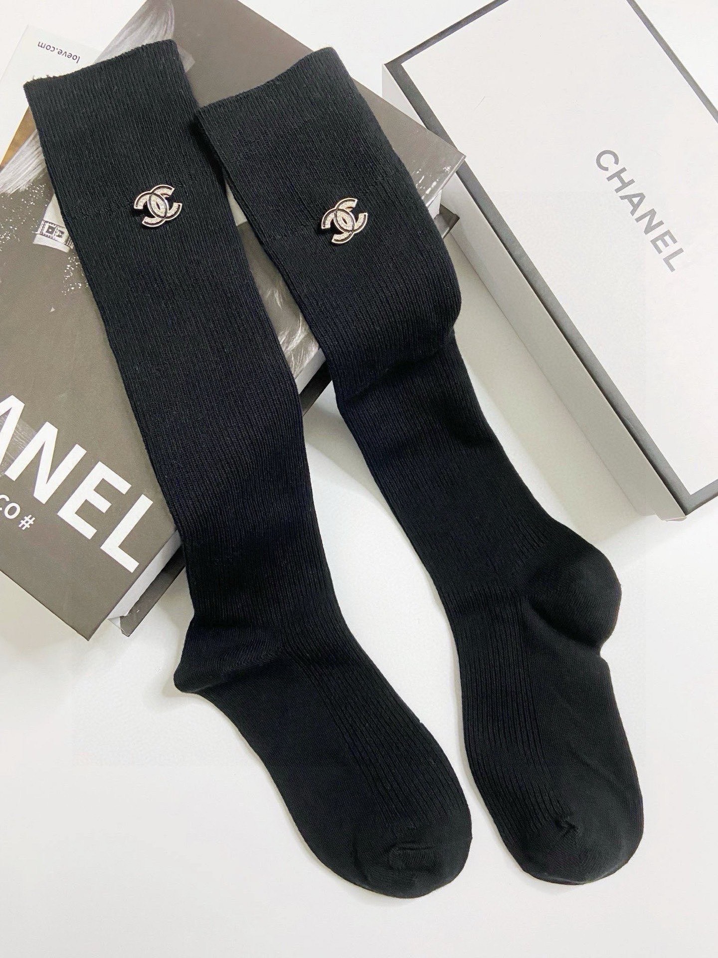  配包装
🌟【一盒一双】
🌟Chanel 香奈儿 经典字母logo别针纯棉长筒袜 小腿袜 
🌟重工装饰个