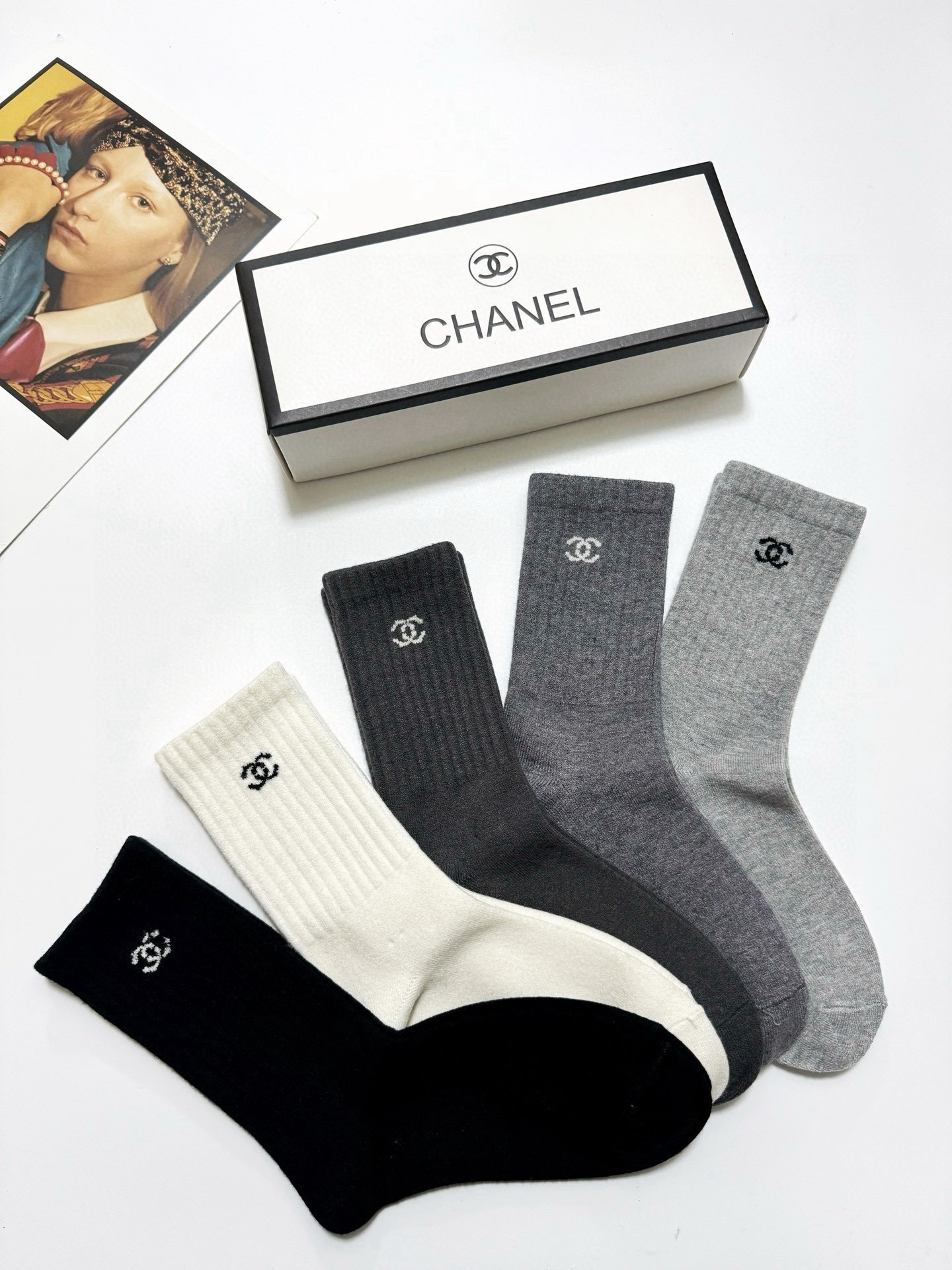  配包装
🌟【一盒5 双】
 🌟Chanel 香奈儿 经典双C 字母logo 羊绒混纺 中筒袜   ，i