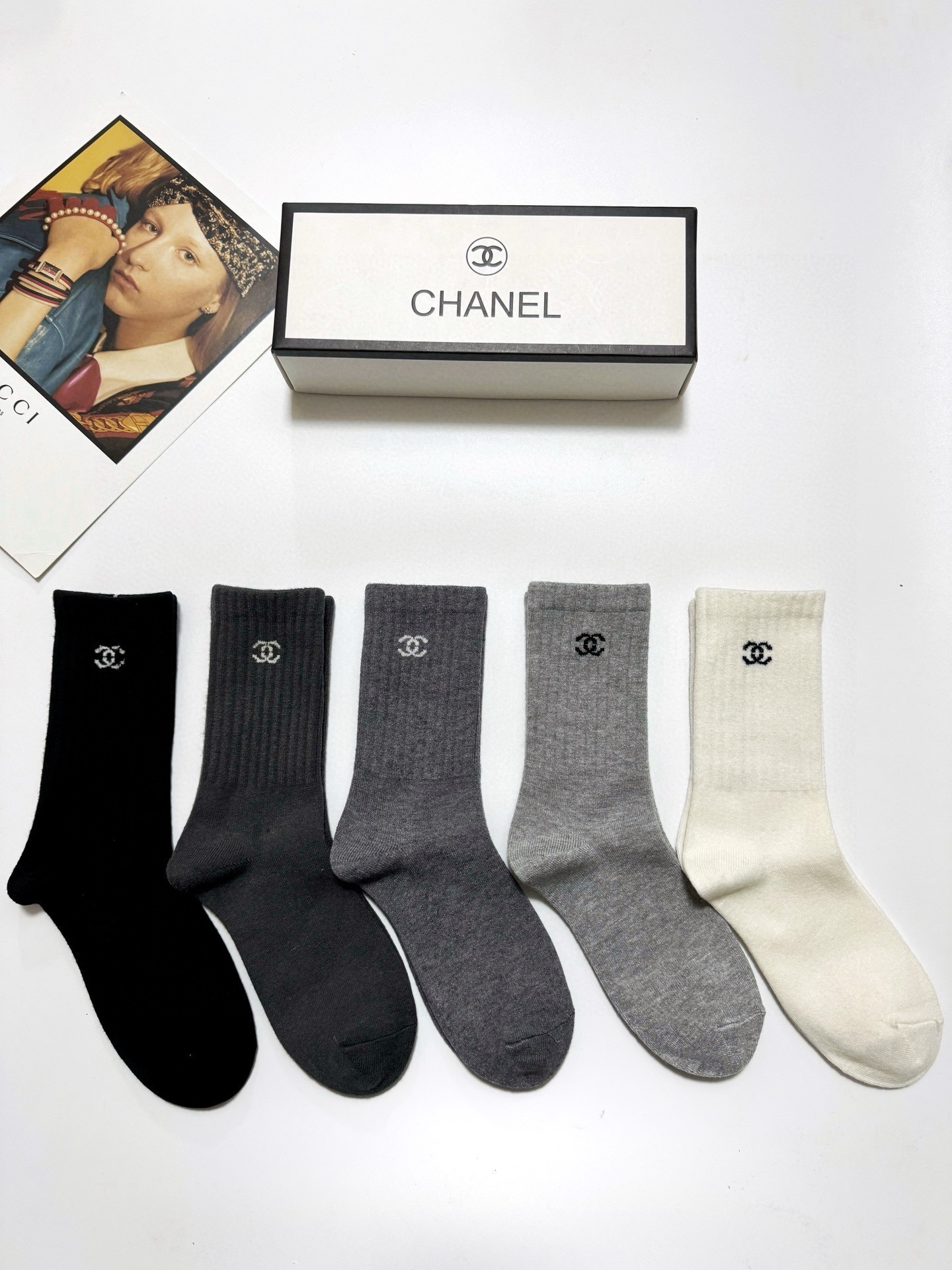  配包装
🌟【一盒5 双】
 🌟Chanel 香奈儿 经典双C 字母logo 羊绒混纺 中筒袜   ，i