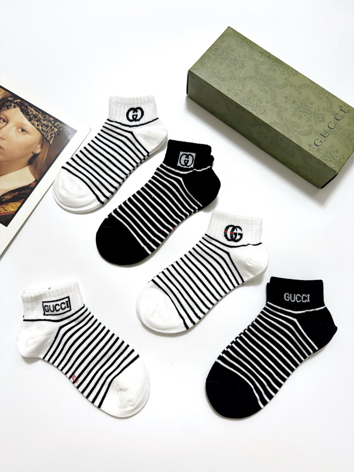  配包装
🌟【一盒5双】
 🌟Gucci 古琦 经典字母logo 纯棉船袜   ，ins超火爆条纹短袜，