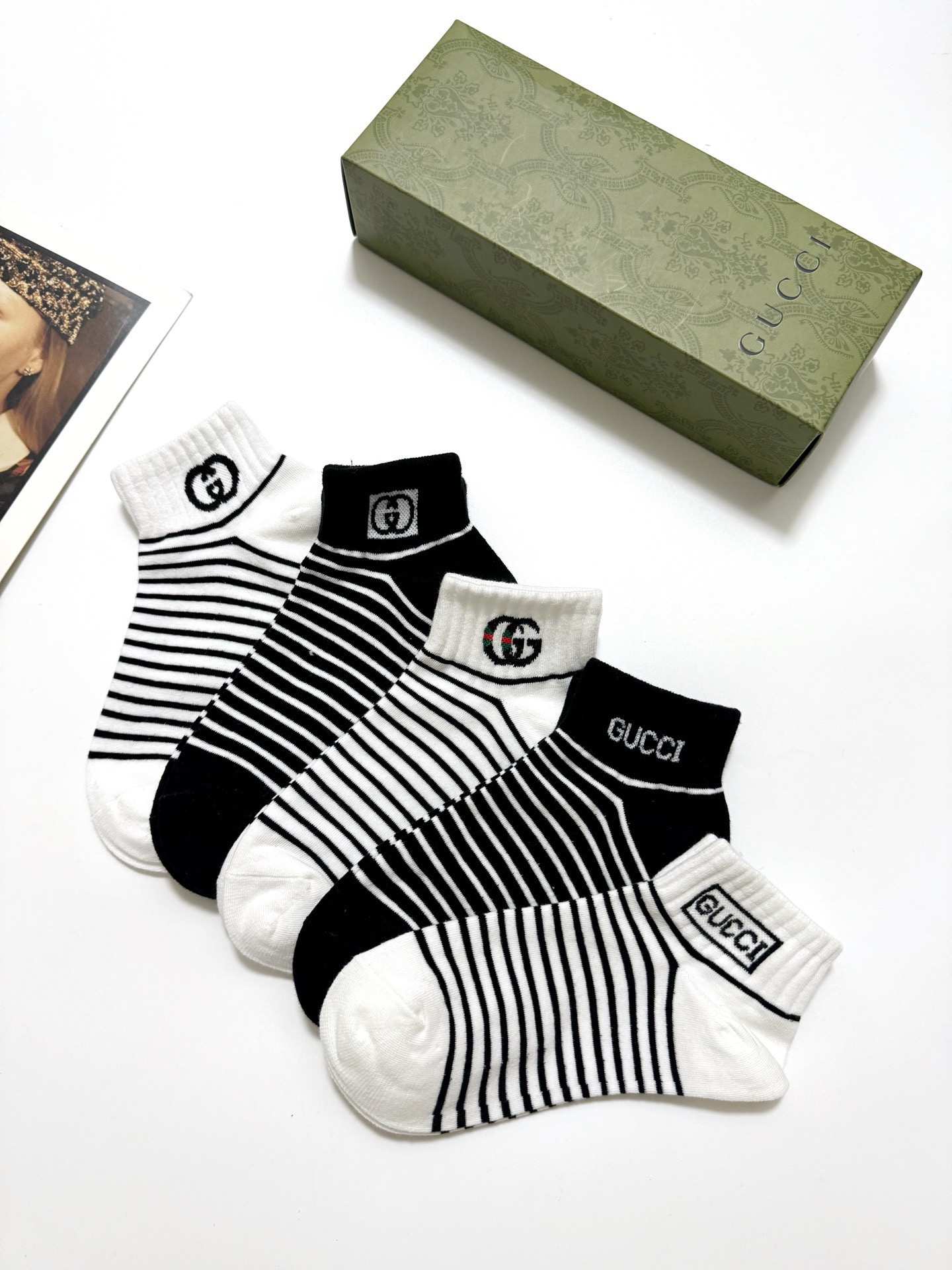  配包装
🌟【一盒5双】
 🌟Gucci 古琦 经典字母logo 纯棉船袜   ，ins超火爆条纹短袜，